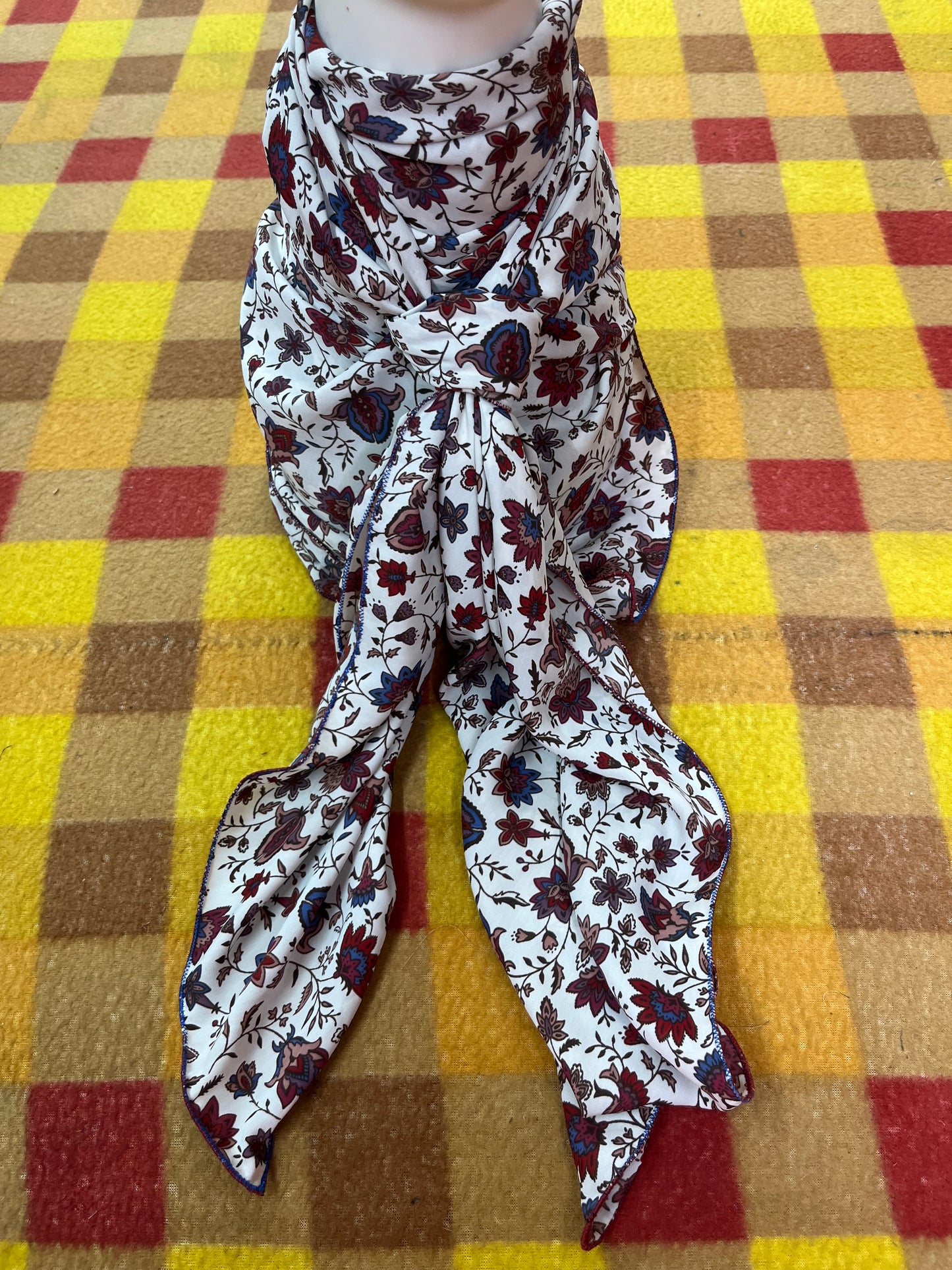 Wild Rag 45x45 white/ blue / red floral/ thistle