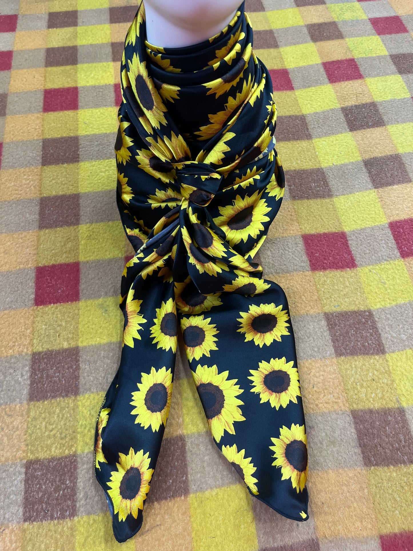 Wild Rag 45x45 Black/ sunflowers