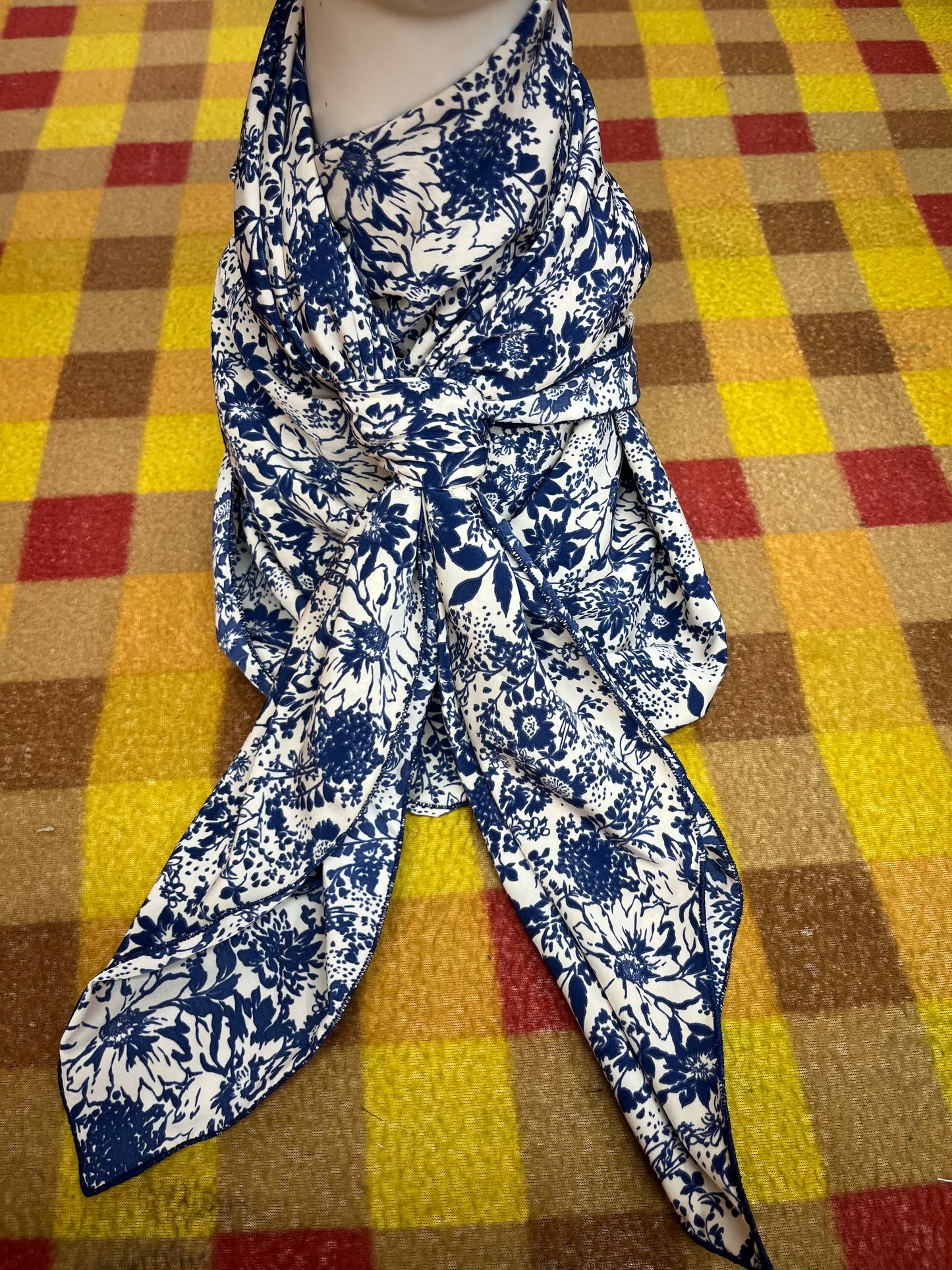 Wild Rag 45x45 navy/white floral