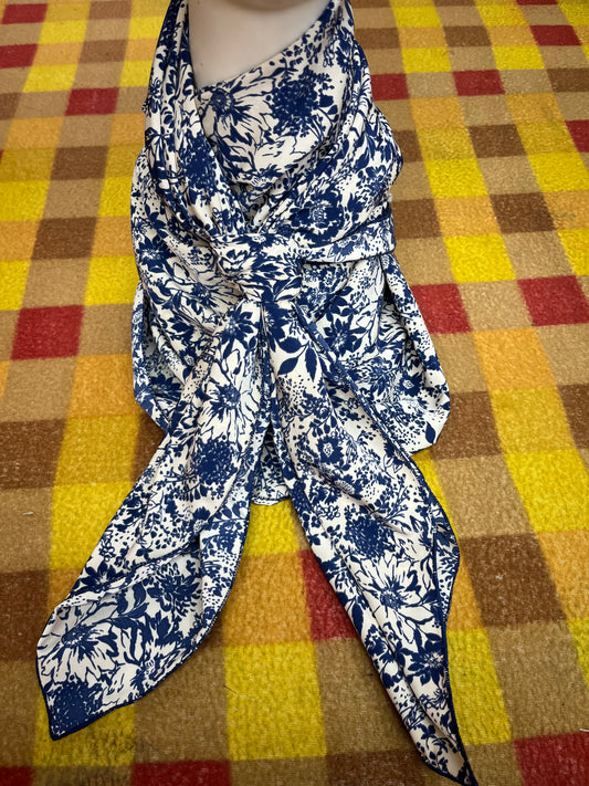 Wild Rag 45x45 navy/white floral