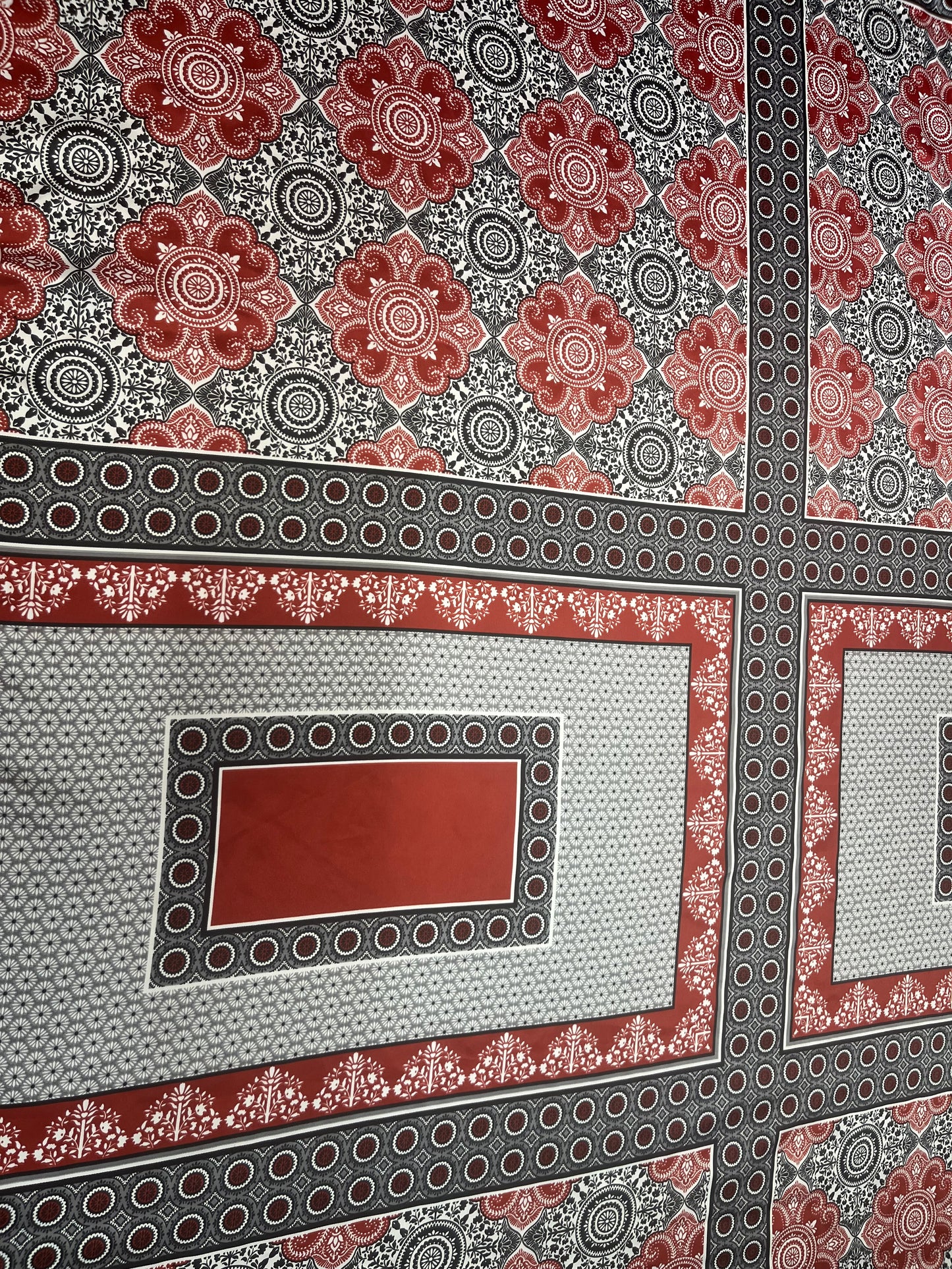 Wild Rag 45x45 red/white/black tile