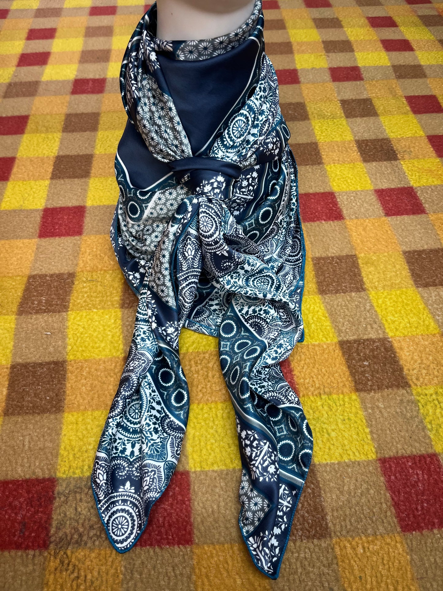 Wild Rag 45x45 teal/navy tile