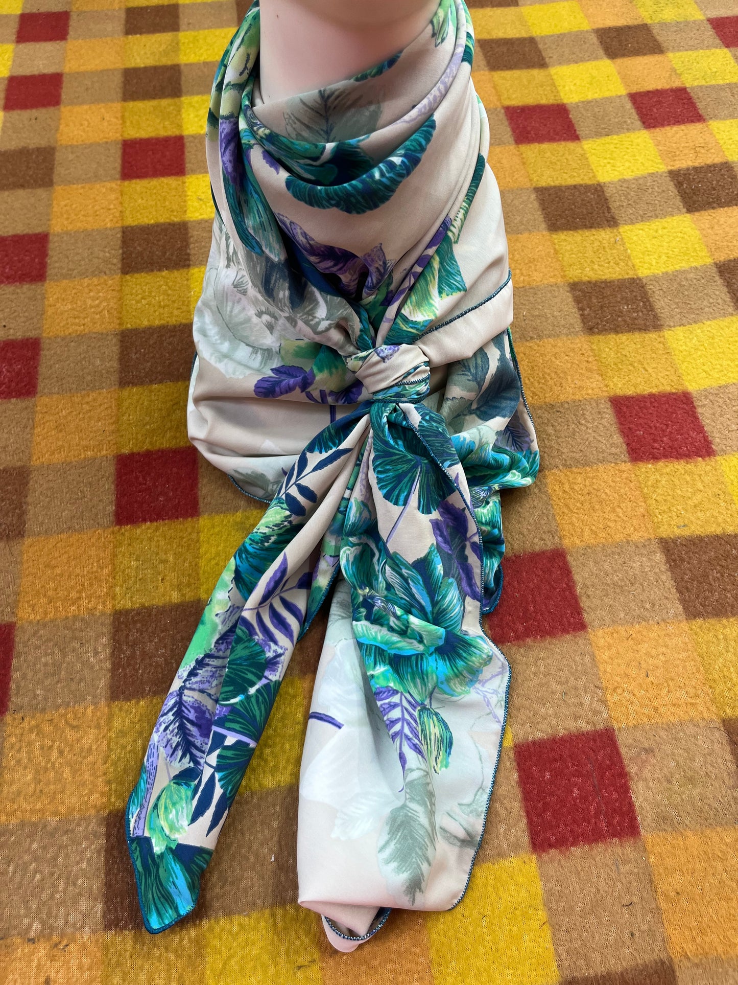 Wild Rag 45x45 cream/ green/teal/white roses