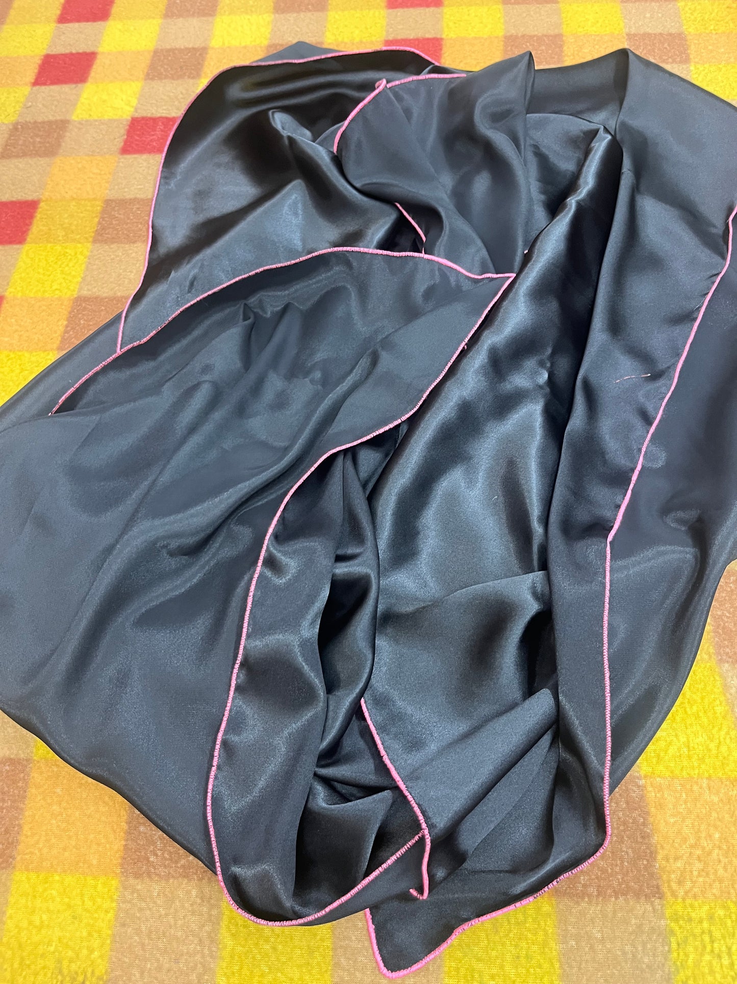 Wild Rag 45x45 black solid /pink stitching