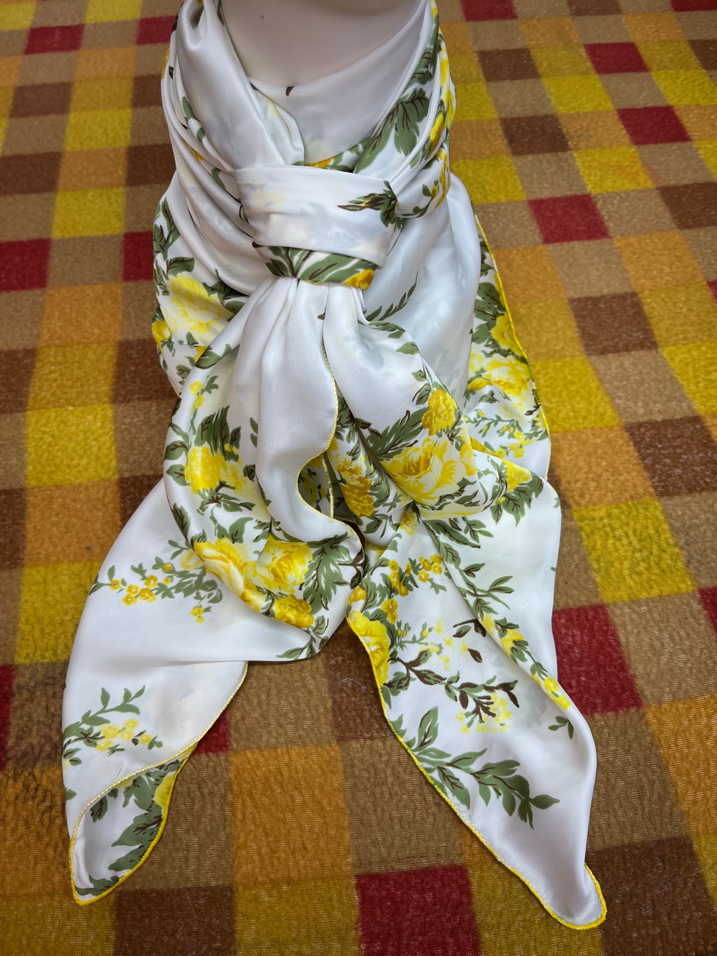 Wild Rag 45x45  white/ yellow roses