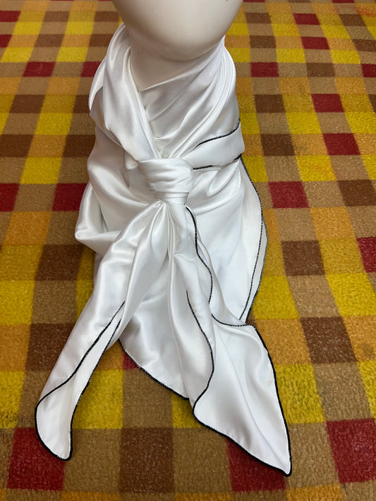 Wild Rag 45x45 white solid/black stitching