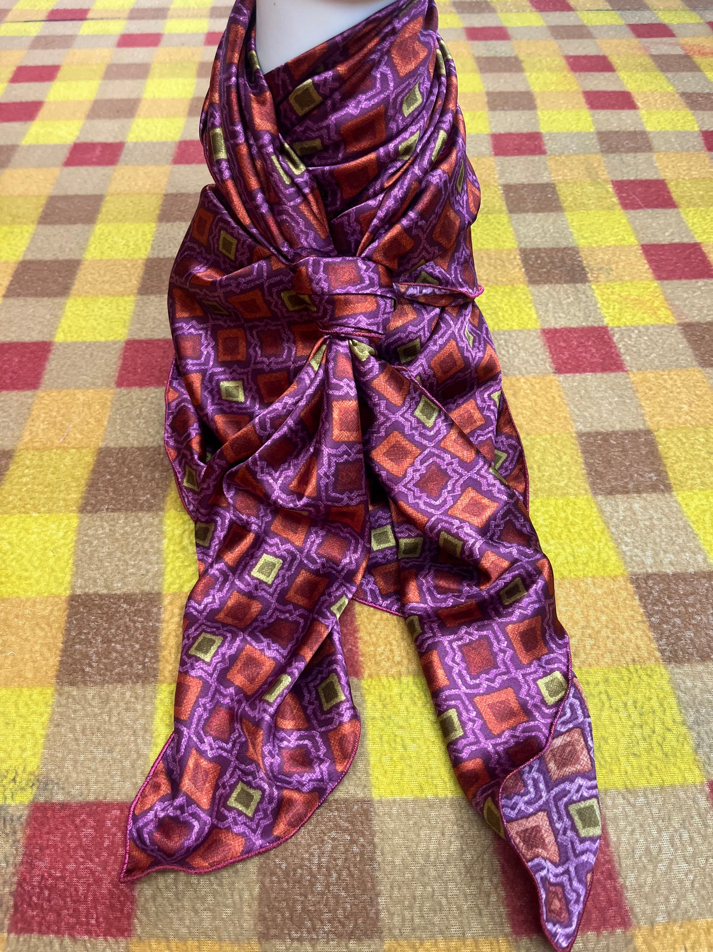 Wild Rag 45x45 Red/pink/yellow diamond