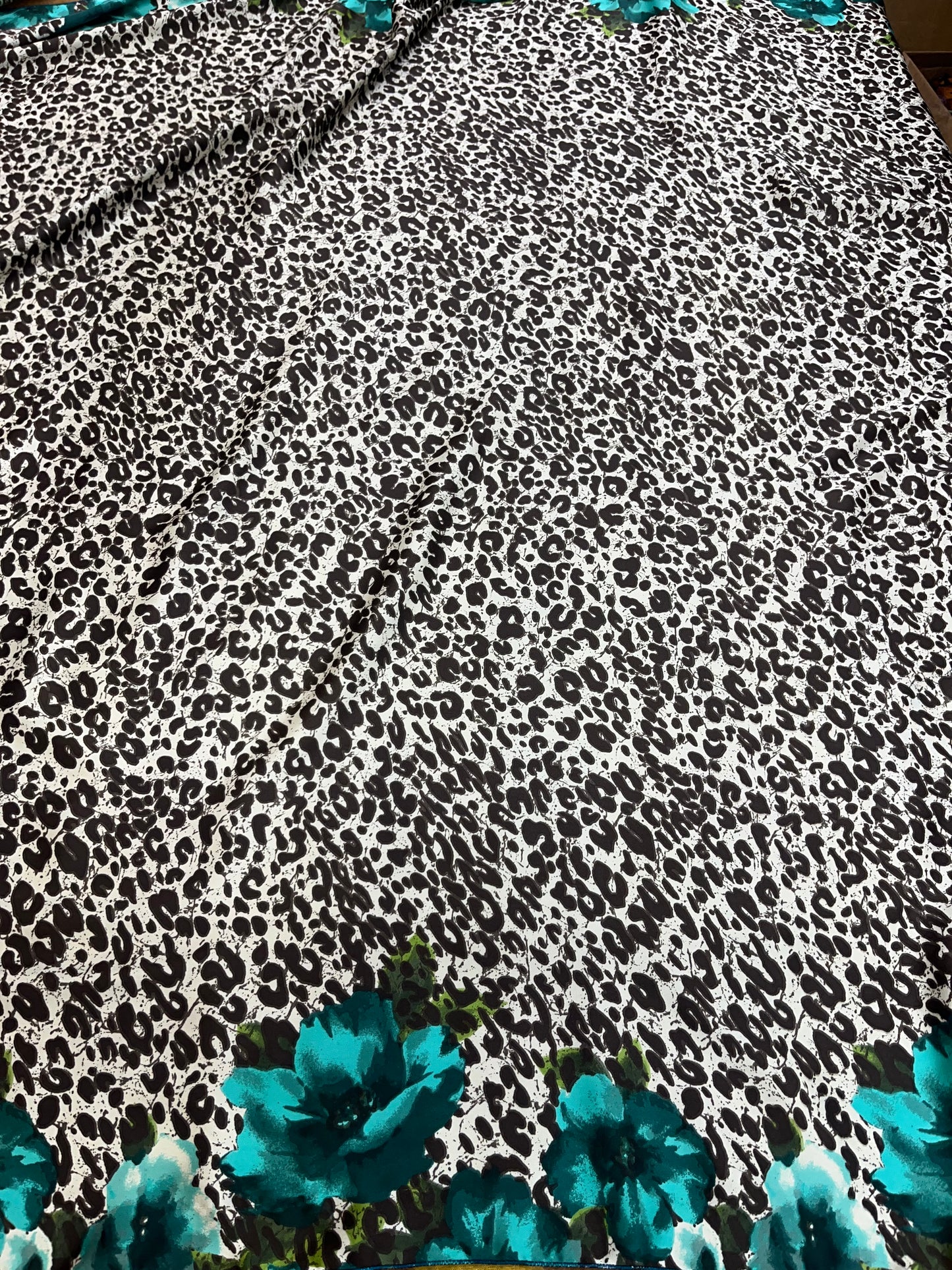 Wild Rag 45x45 cheetah/ teal floral border