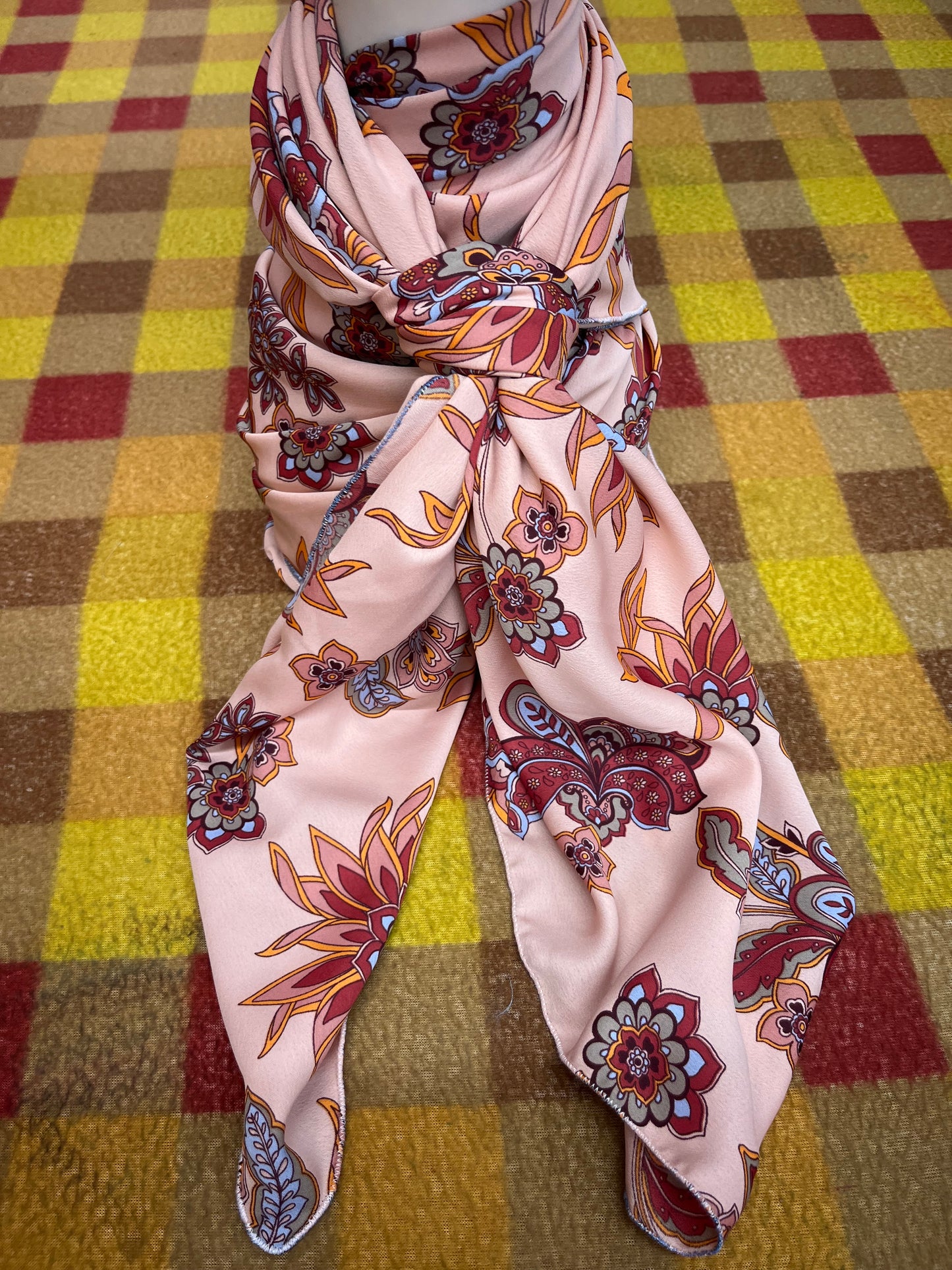 Wild Rag 45x45 light orange/red/blue floral