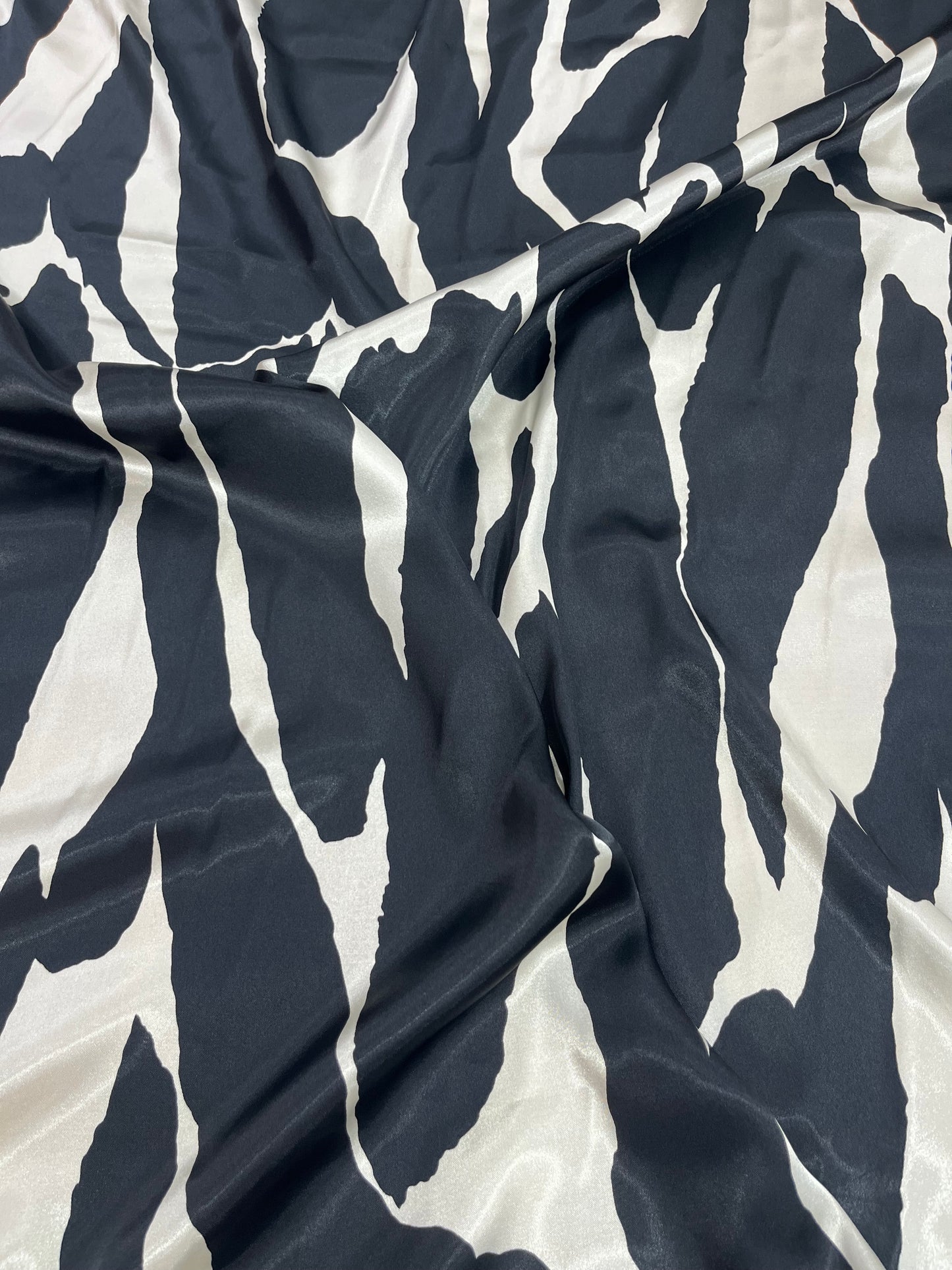 Wild Rag 45x45 black white zebra