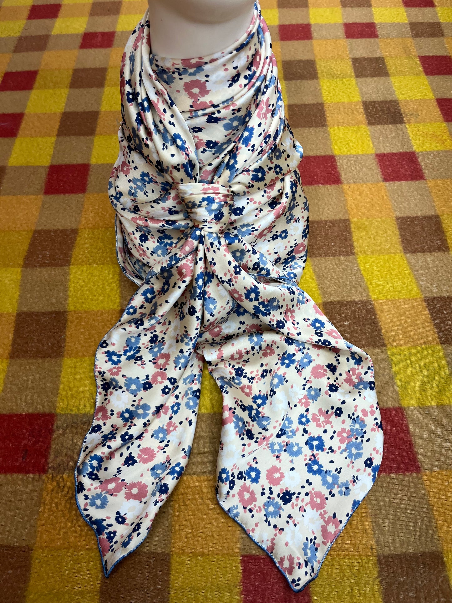 Wild Rag 45x45 white/pink/blue tiny flowers