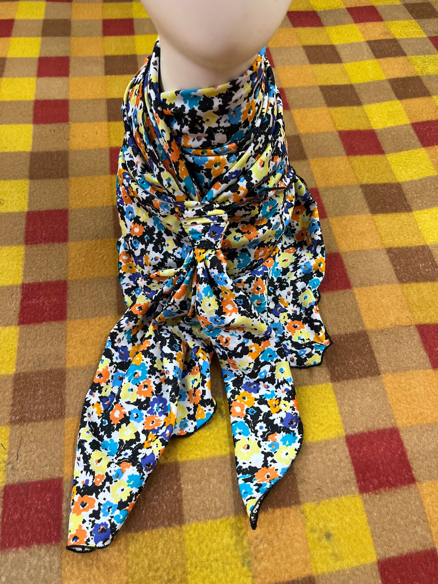 Wild Rag45x45 blue/orange/yellow flowers