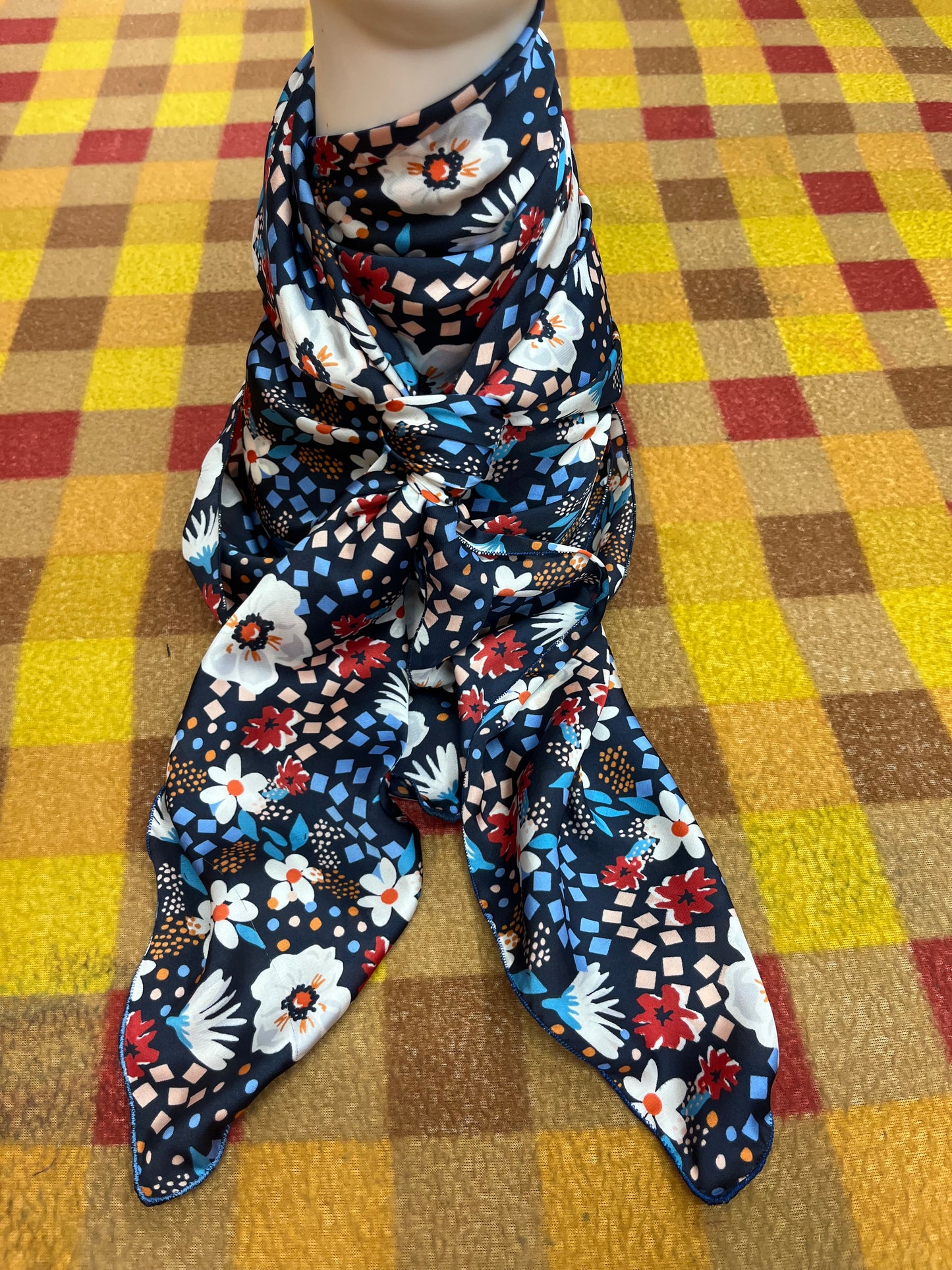 Wild Rag 45x45 black/blue/white/red floral