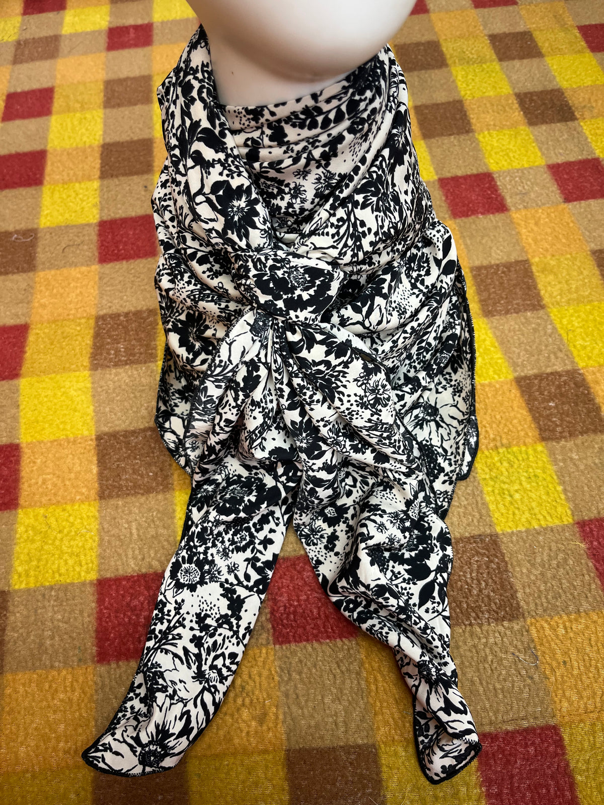 Wild Rag45x45 black/off white floral