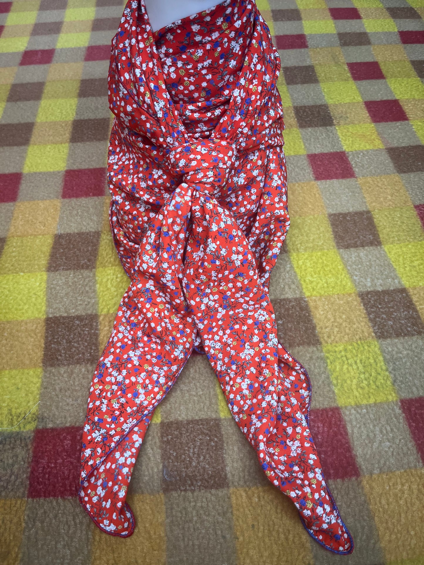 Wild Rag 45x45 red tiny flowers