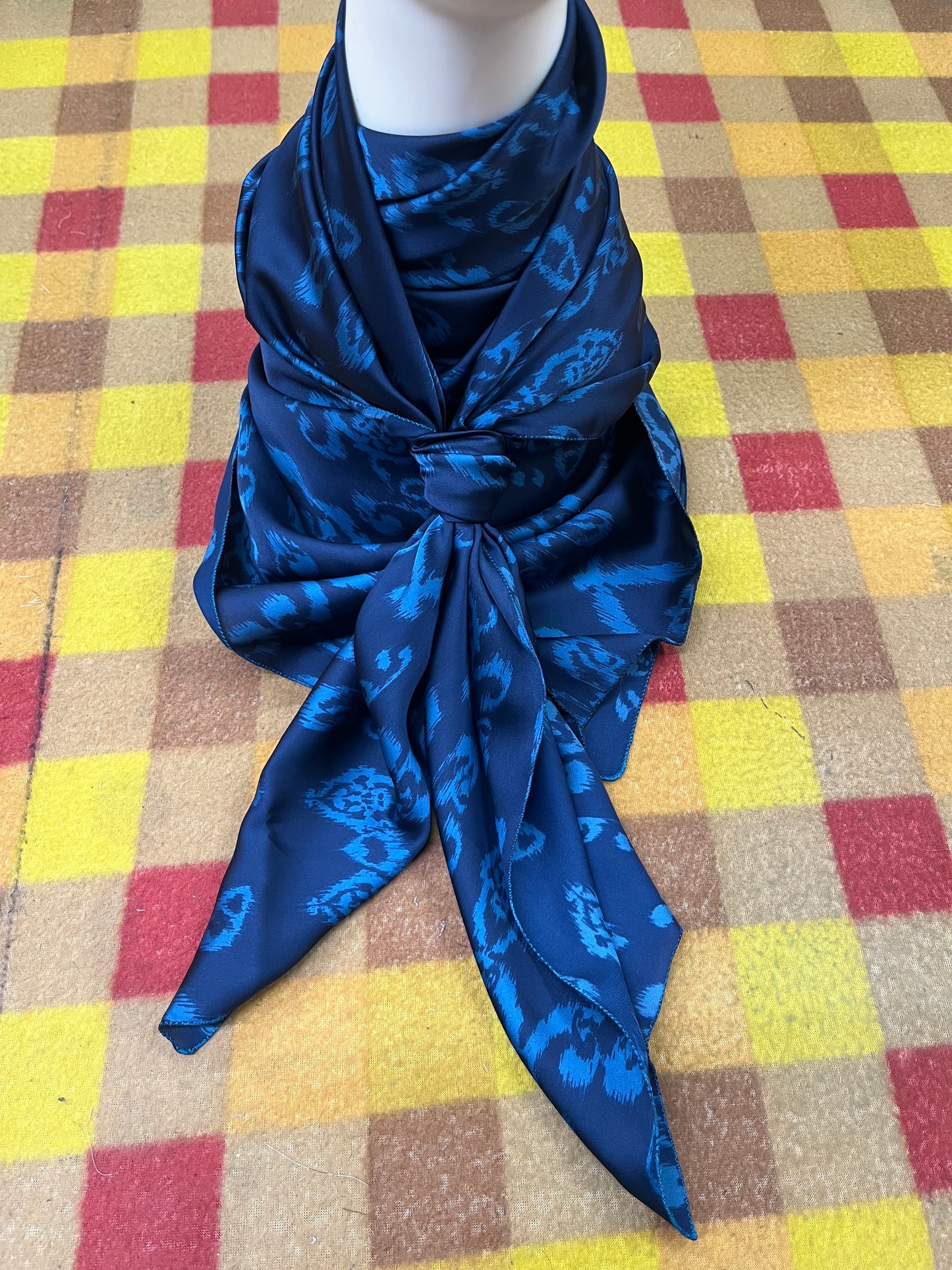 Wild Rag 45x45 navy/baby blue Damascus
