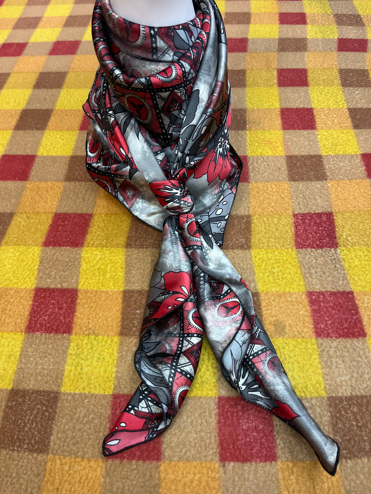 Wild Rag 45x45 grey/red chevron floral