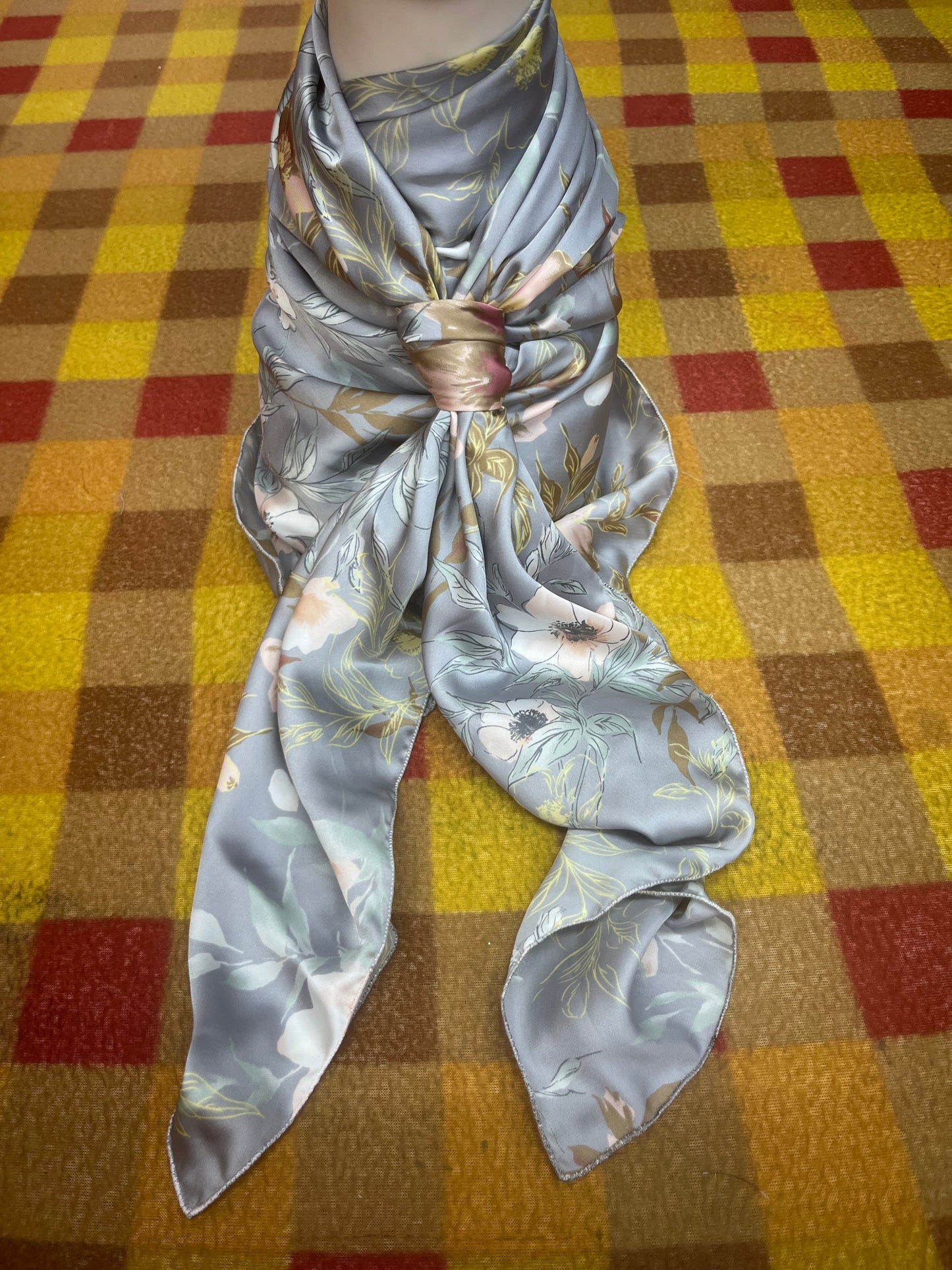 Wild Rag 45x45 silver/gold/ivory floral