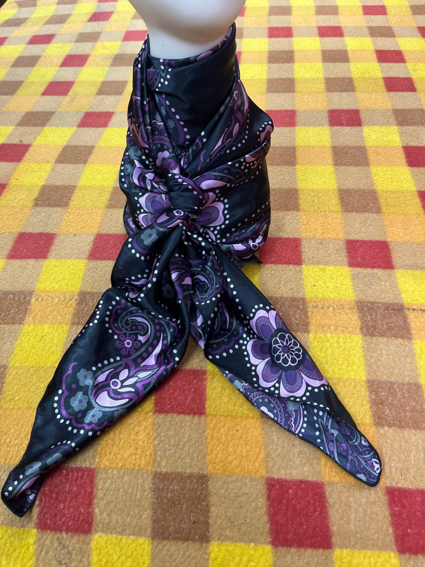 Wild Rag 45x45 black/ purple paisley / flowers