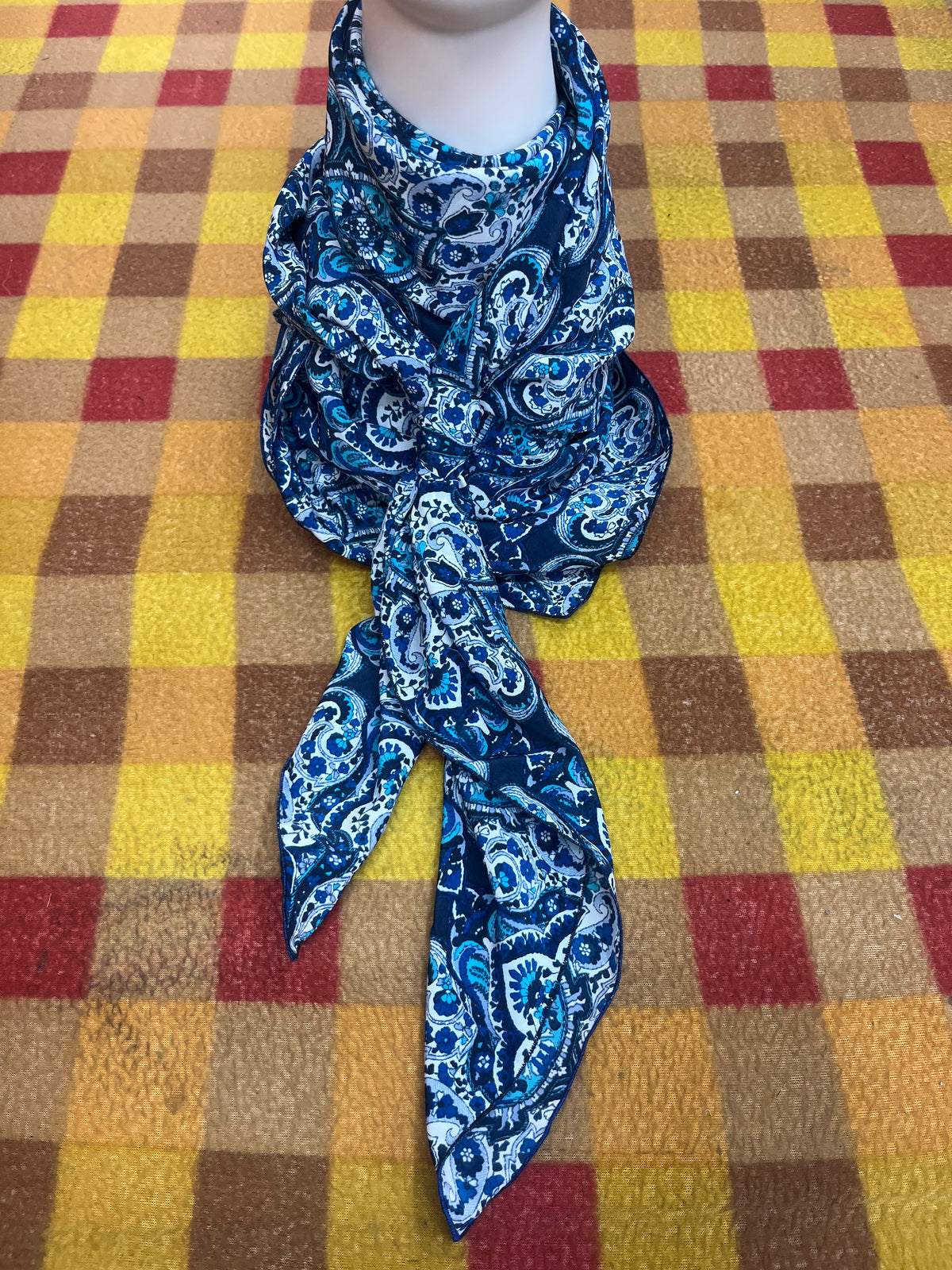 Wild Rag 45x45 navy/light blue/white Damascus medallion