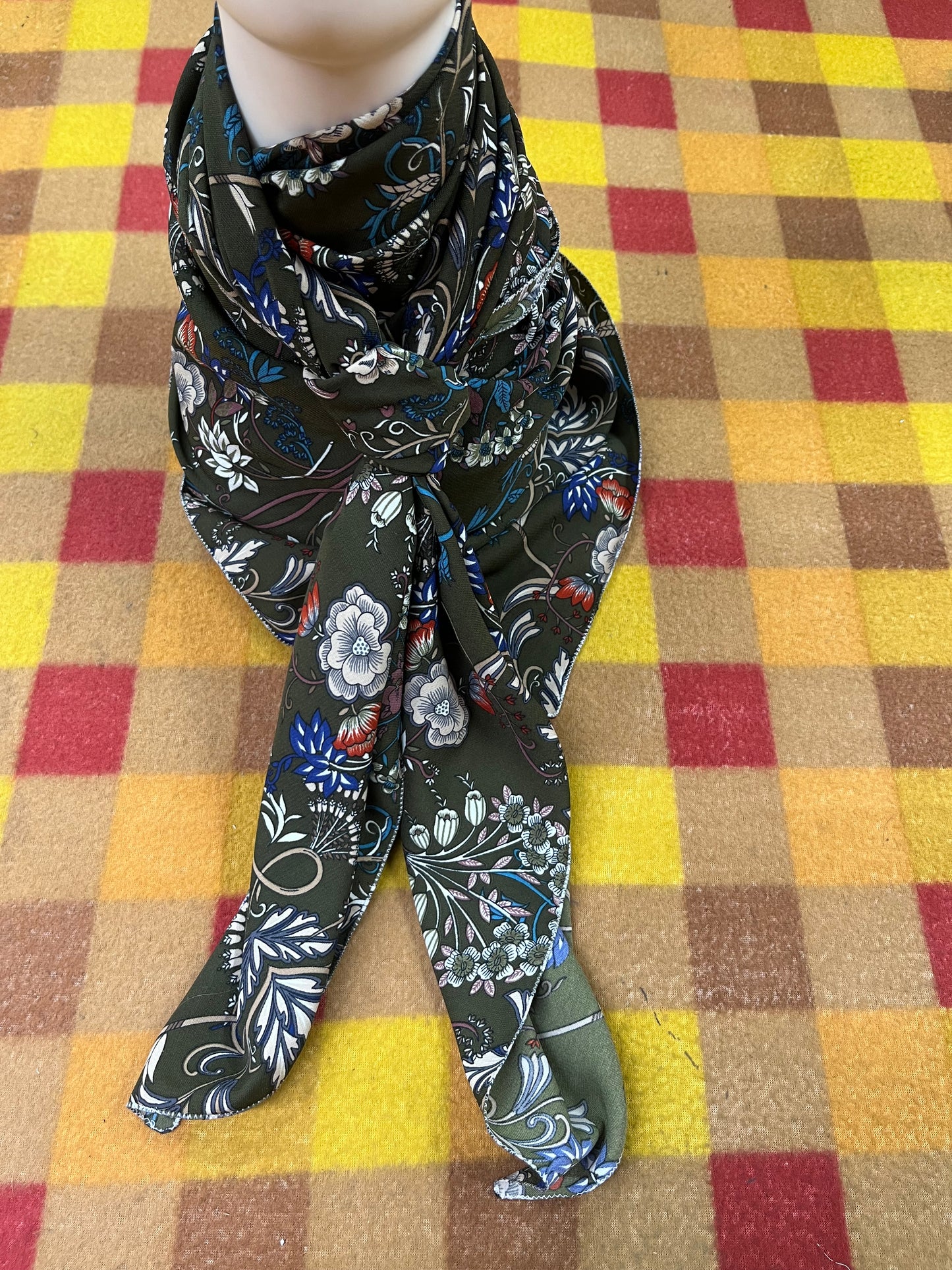 Wild Rag 45x45 green floral