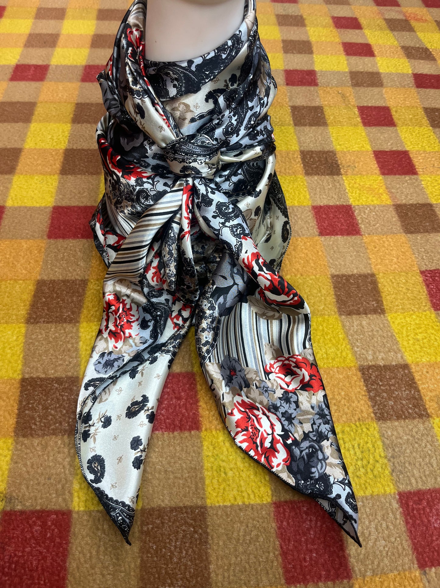 Wild Rag 45x45 cream/black/red patchwork rose paisley