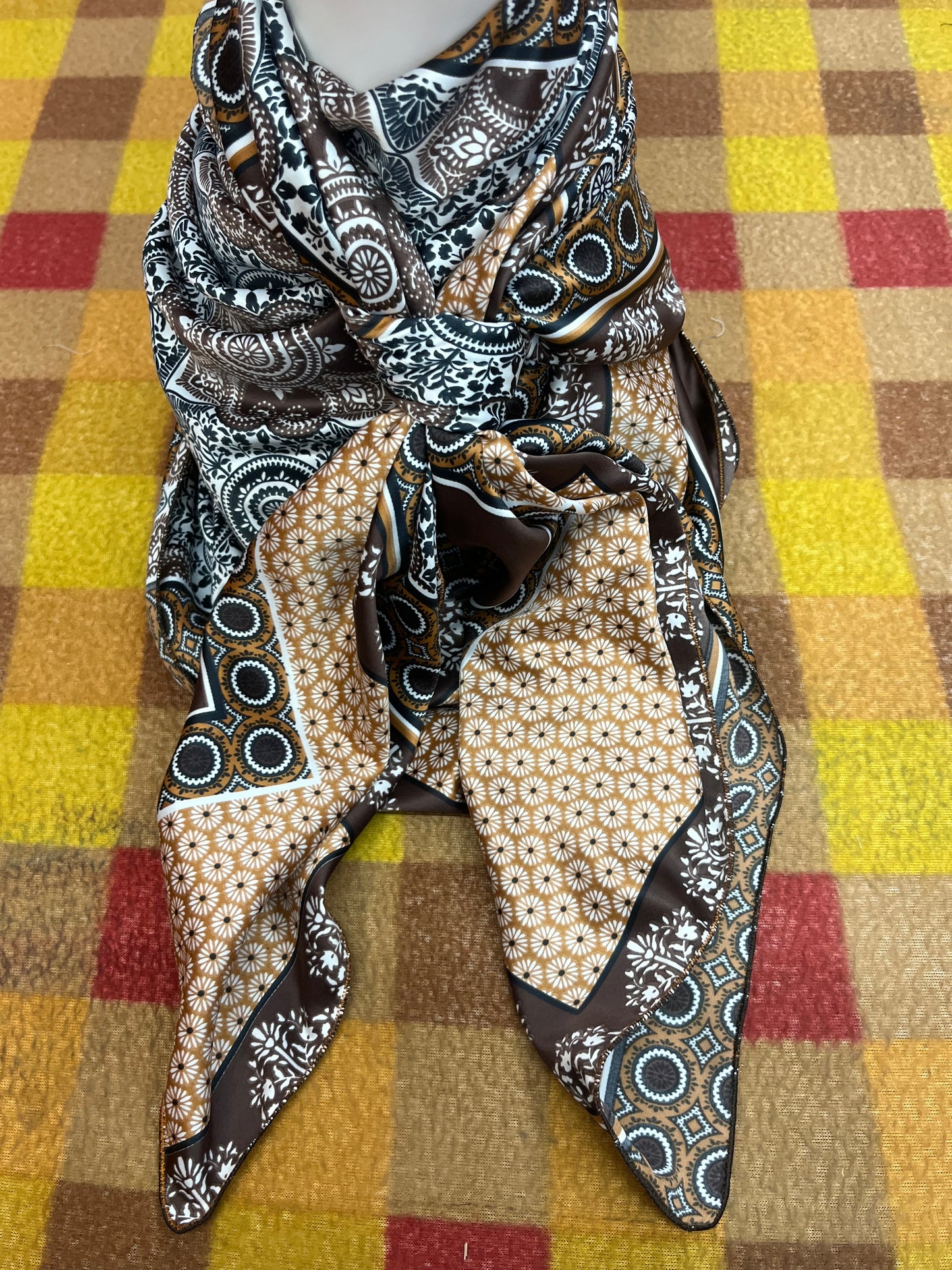 Wild Rag 45x45 brown/ orange tile