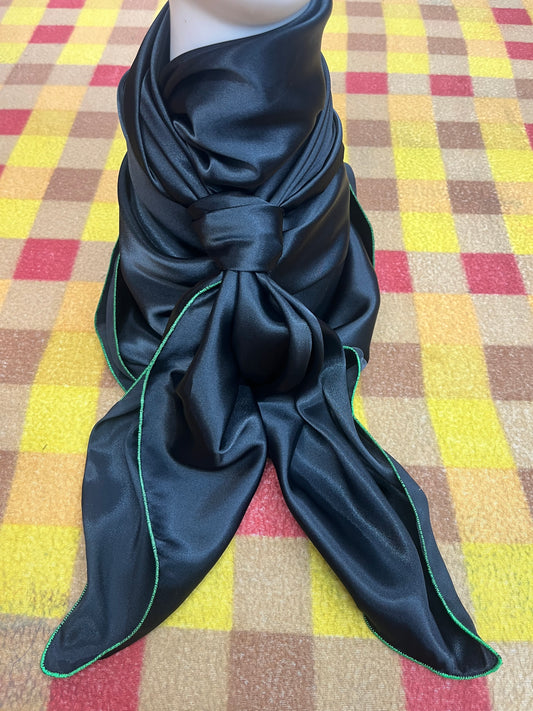 Wild Rag 45x45 black solid/ green stitching
