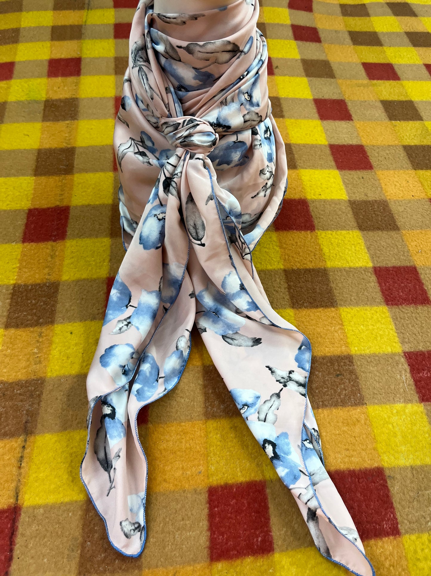 Wild Rag 45x45 light pink/ light blue flowers