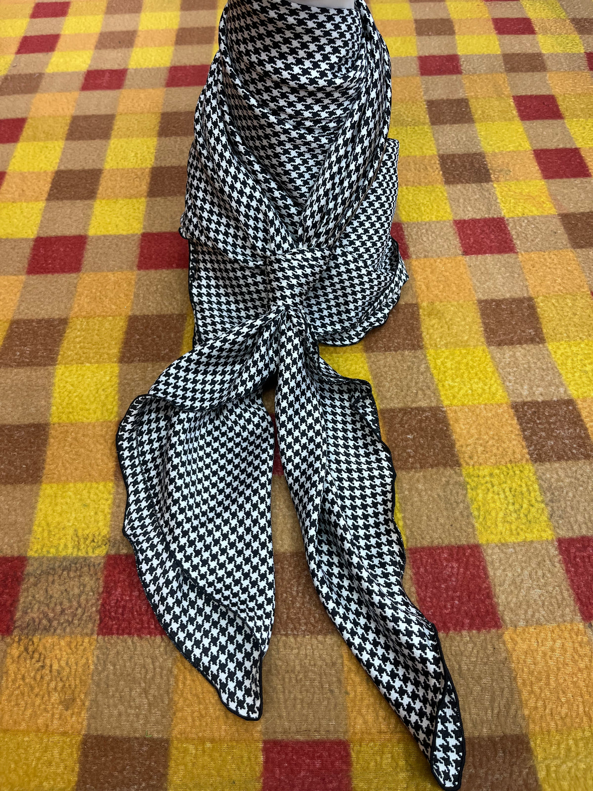 Wild Rag 45x45 white/black houndstooth