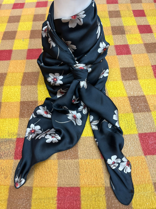 Wild Rag 45x45 black/white/red flowers