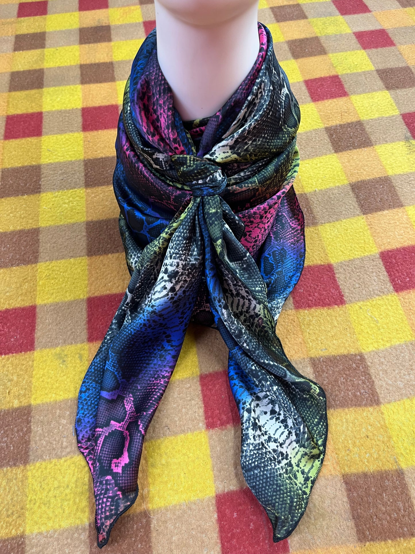 Wild Rag 45x45 blue/pink/yellow/white snakeskin
