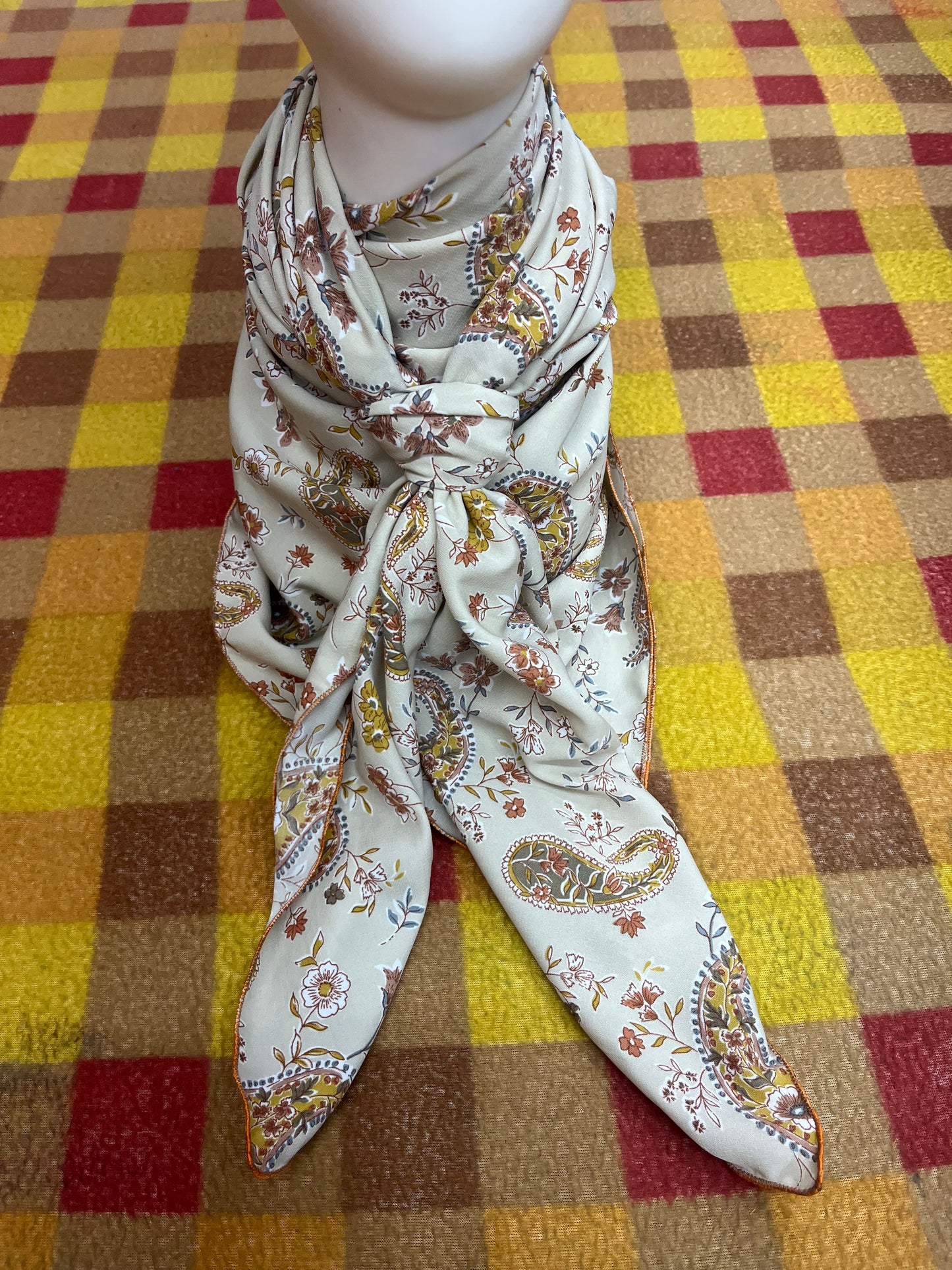 Wild Rag 45x45 cream/gold/rust paisley