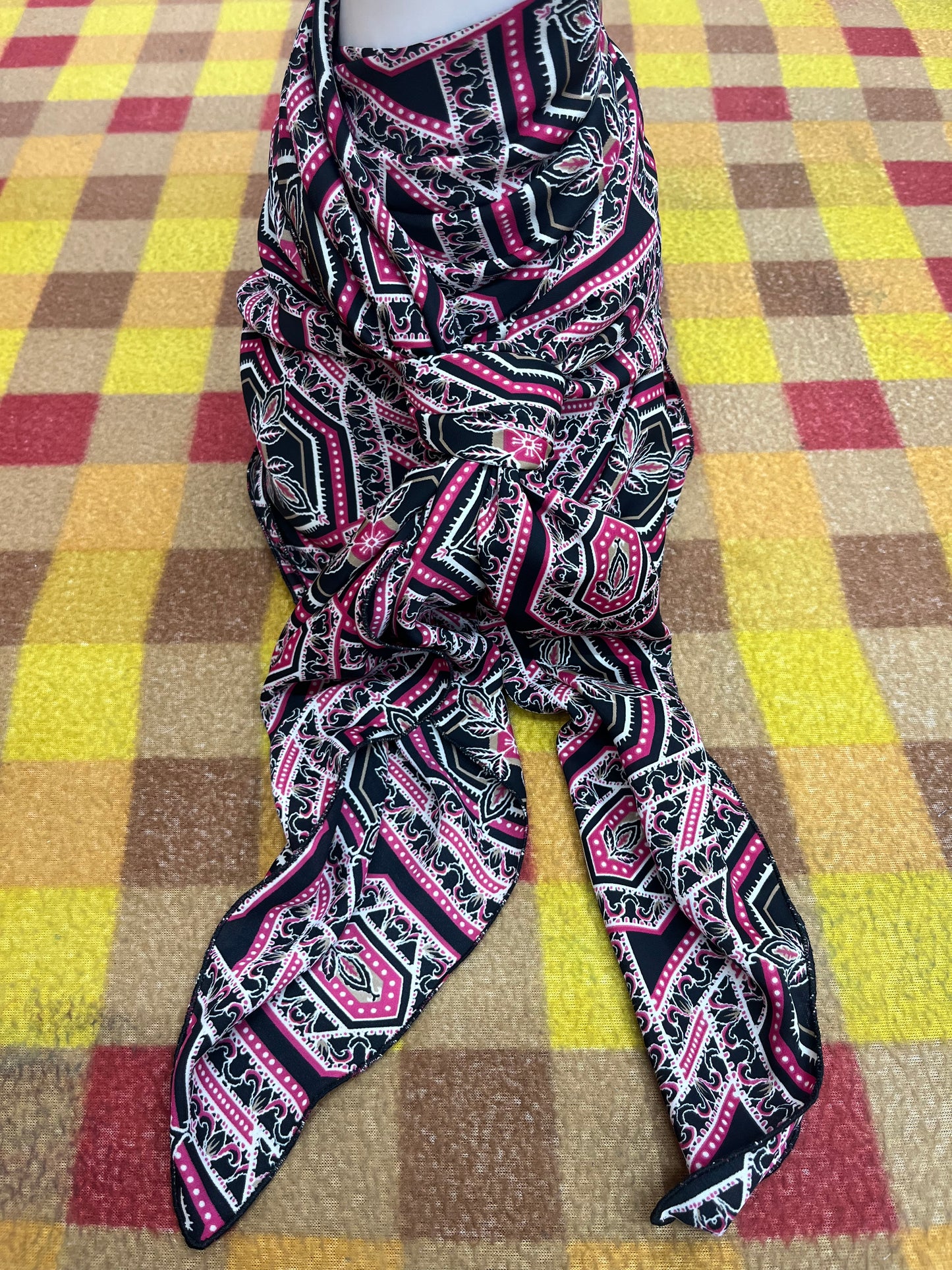 Wild Rag 45x45 black/ pink/ medallion