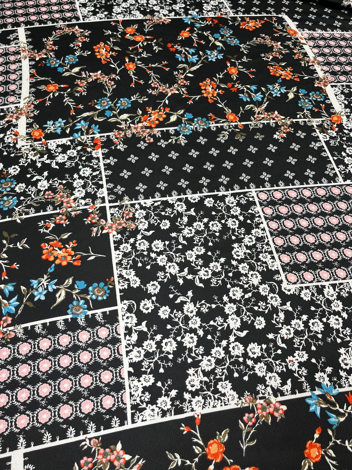 Wild Rag 45x45 black/white patchwork/ floral