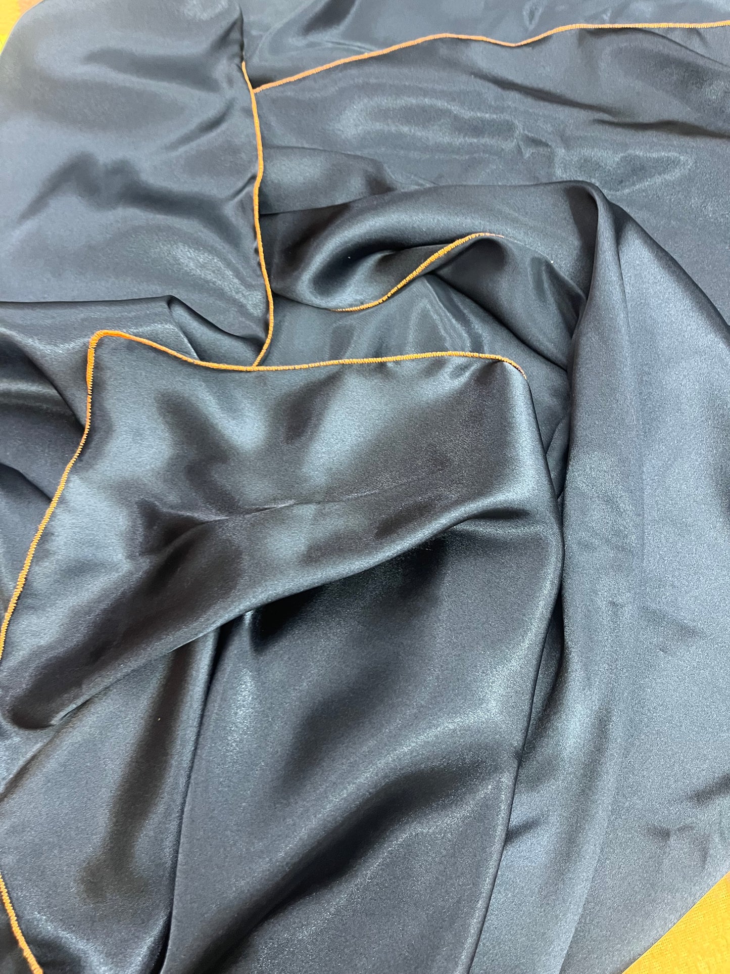 Wild Rag 45x45 black solid/ orange stitching