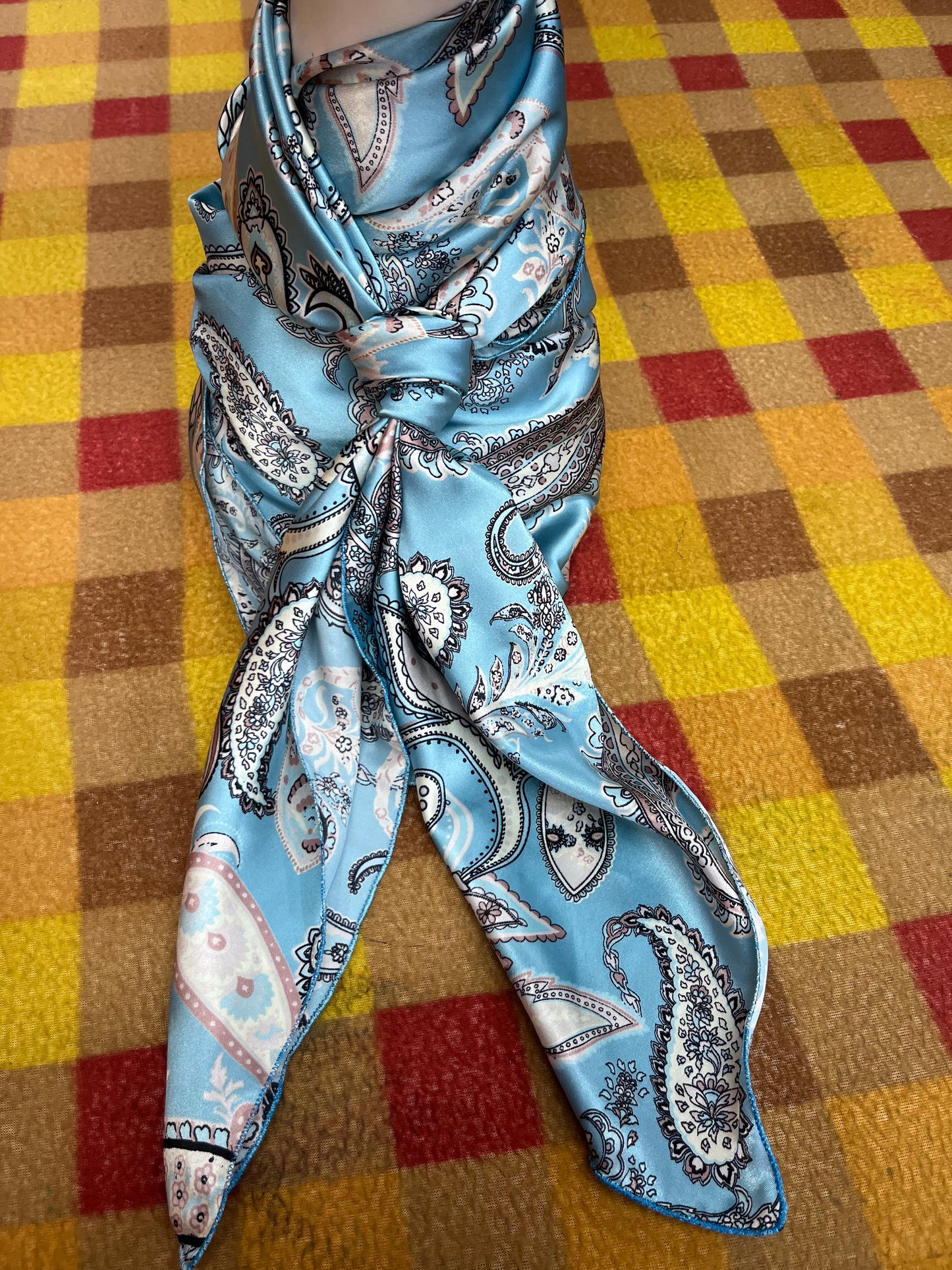 Wild Rag 45x45 baby blue/pink paisley