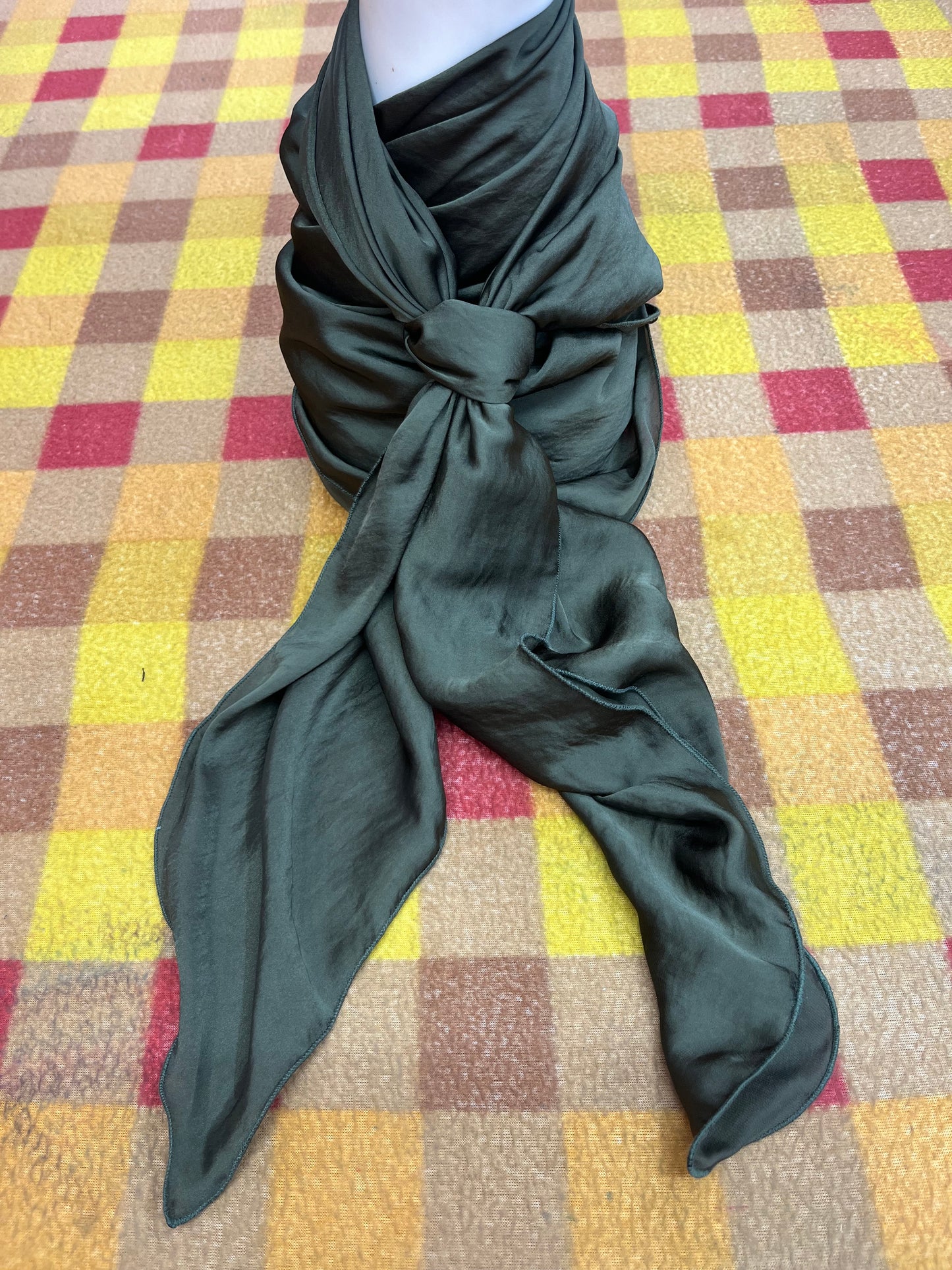 Wild Rag 45x45 dark green solid lightwieght