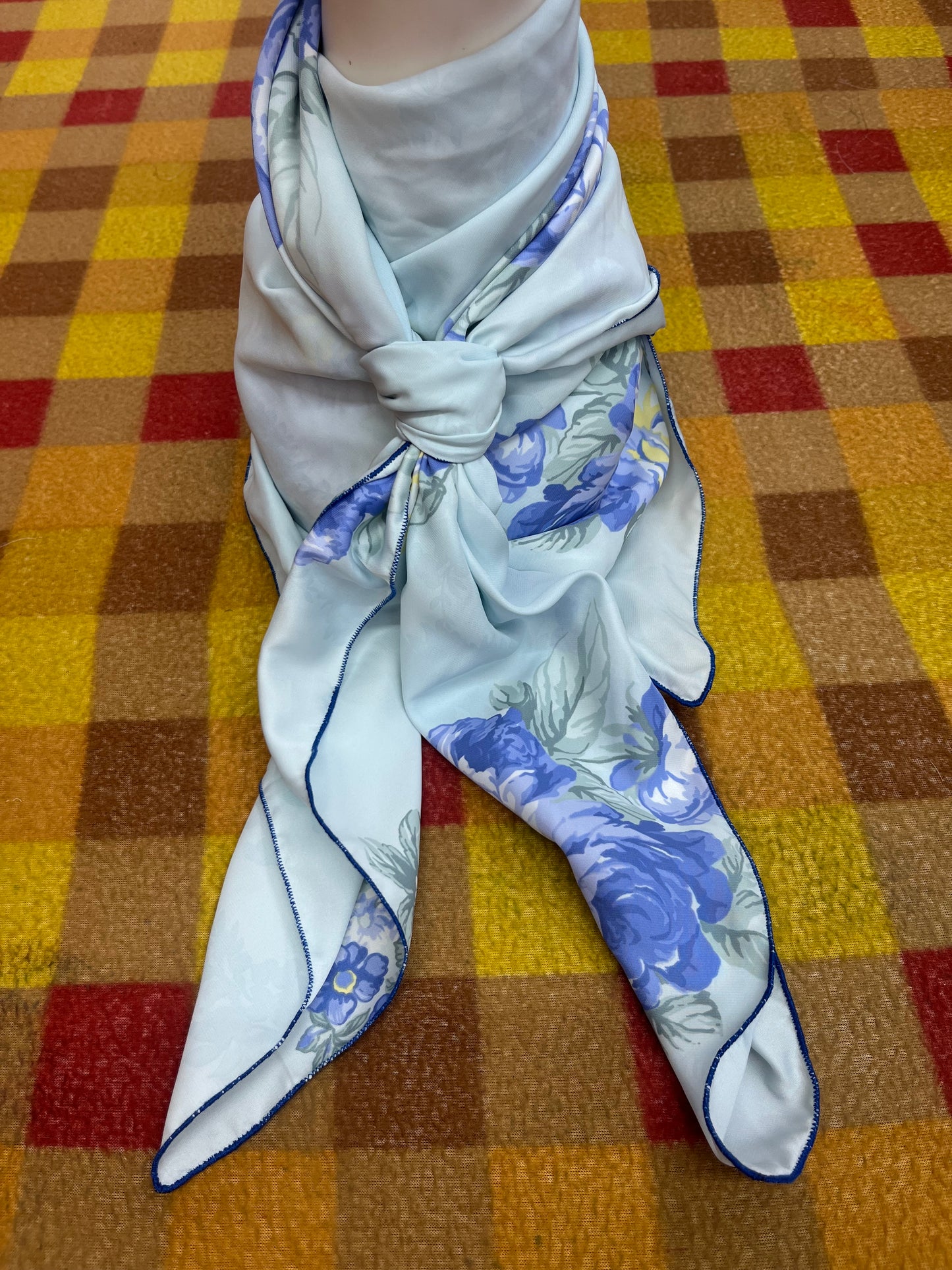 Wild Rag 45x45 cream/blue/yellow roses