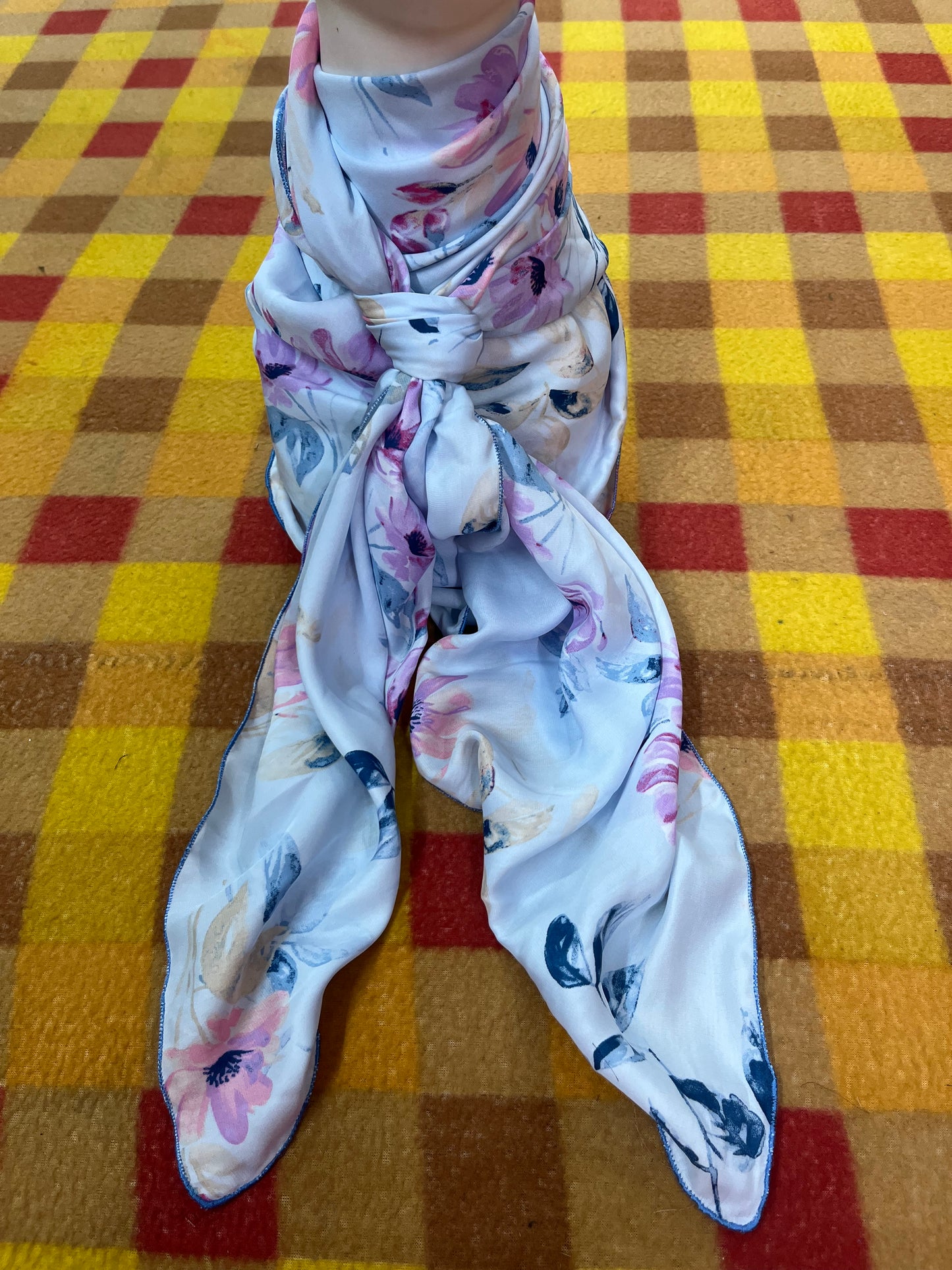 Wild Rag 45x45 light blue/ purple/ pink flowers