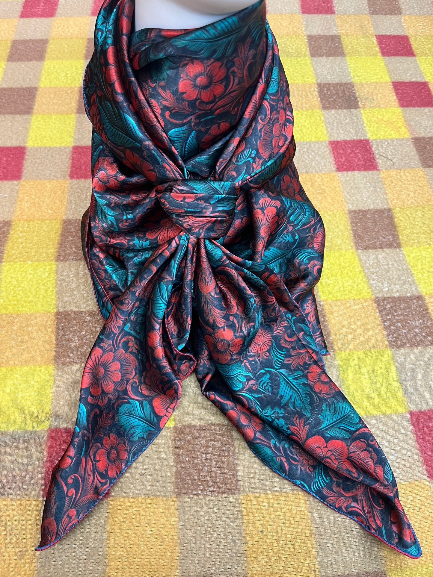 Wild Rag 45x45 red/green floral/ leather tool