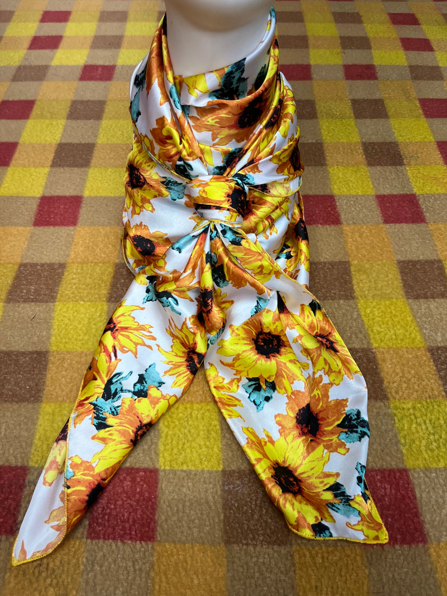 Wild Rag 45x45 white sunflower with leaf