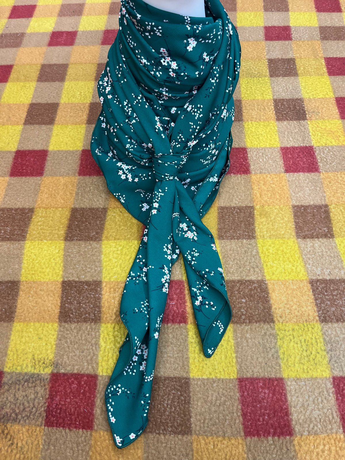 Wild Rag 45x45 green/ white floral