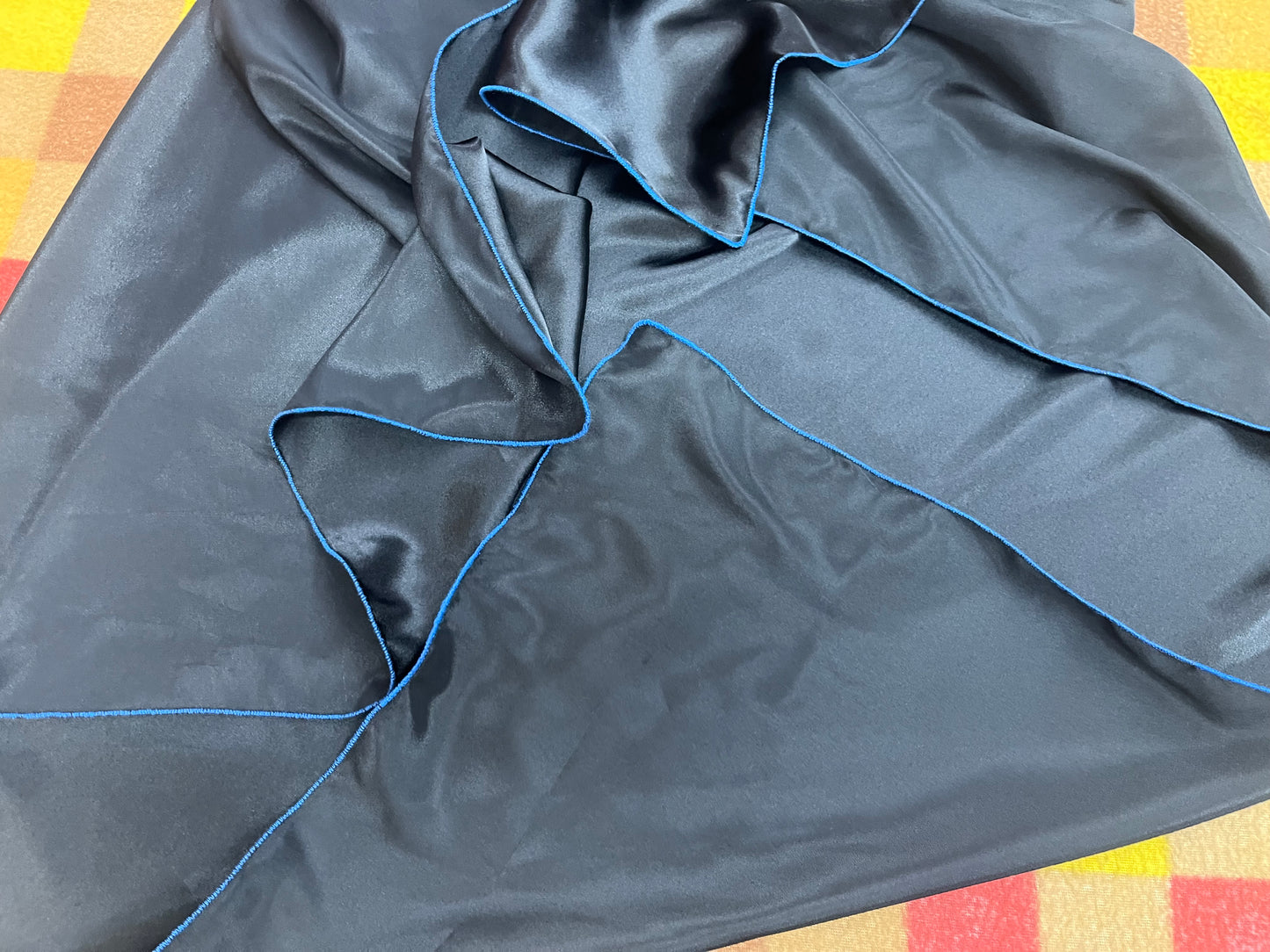 Wild Rag 45x45 black solid/ blue stitching