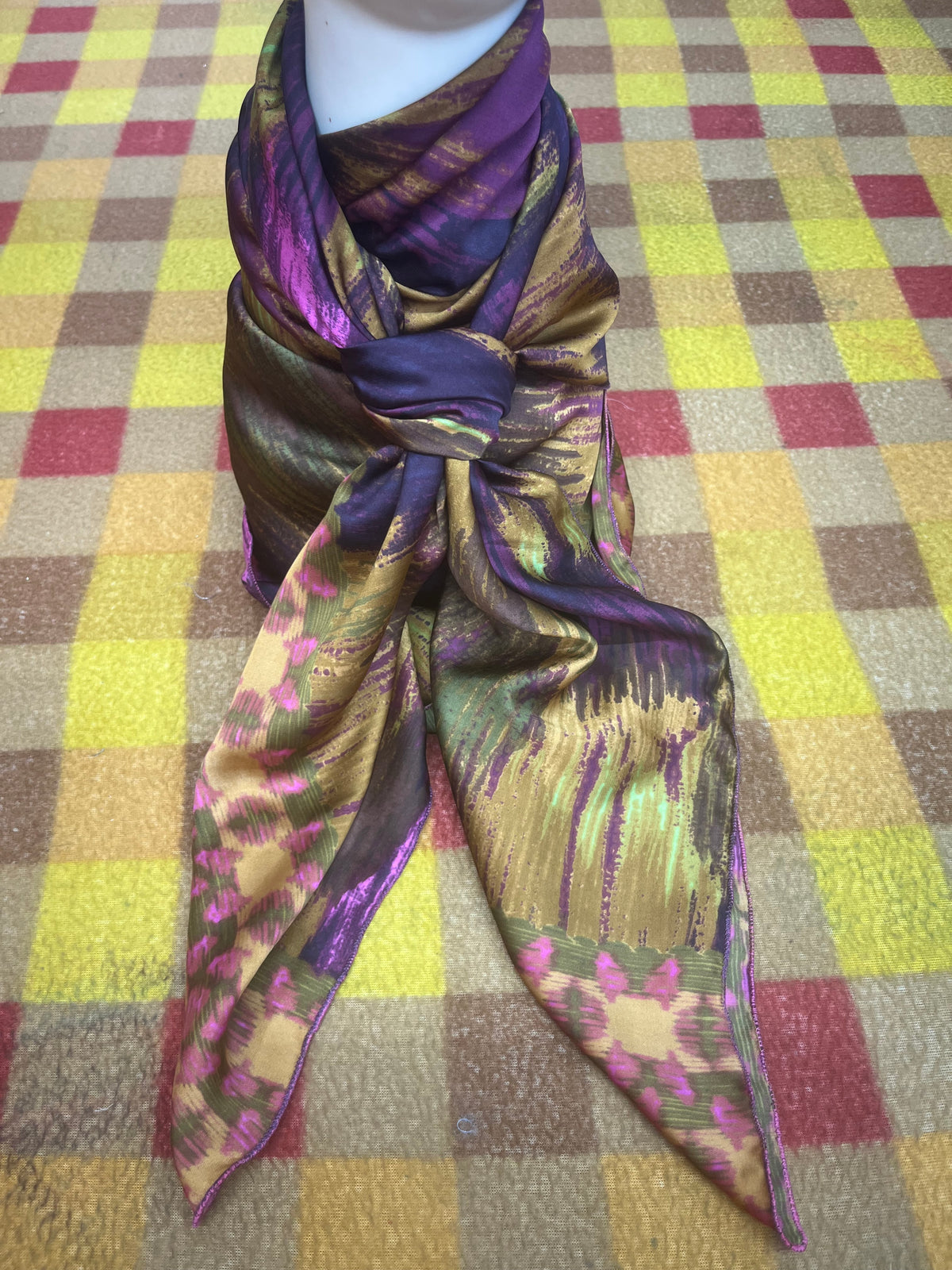Wild Rag 45x45 pink/tan/gold arrow bloch