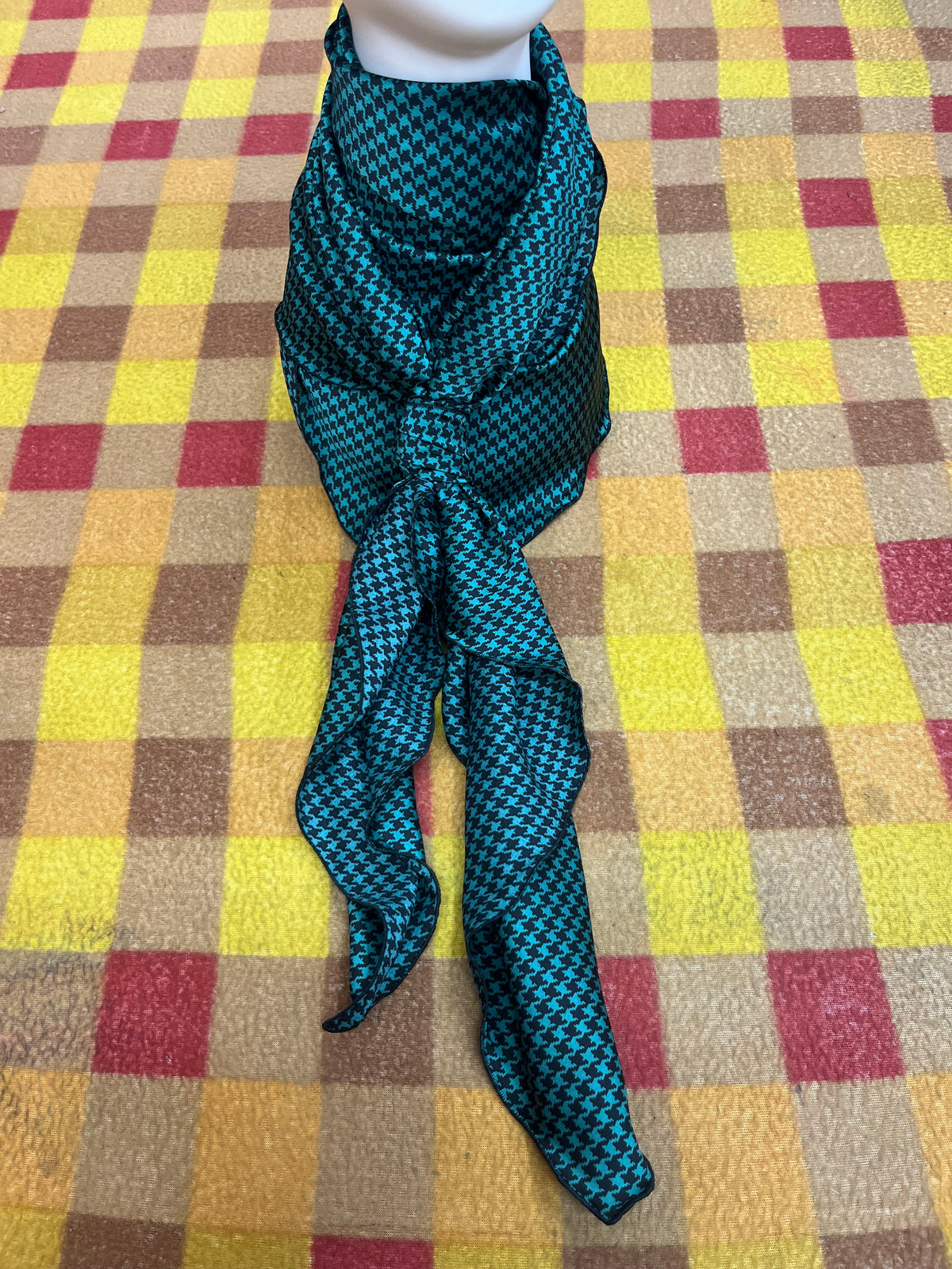 Wild Rag 45x45 green black houndstooth