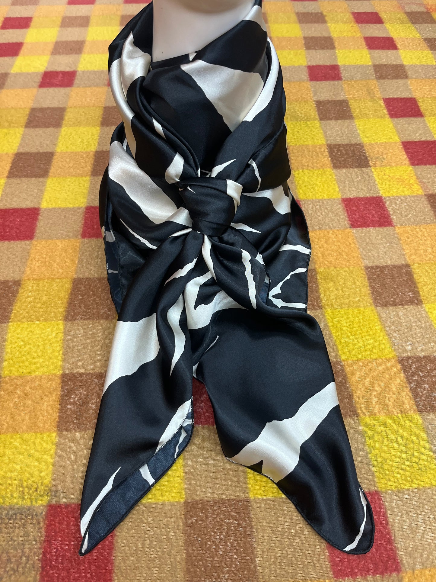 Wild Rag 45x45 black white zebra