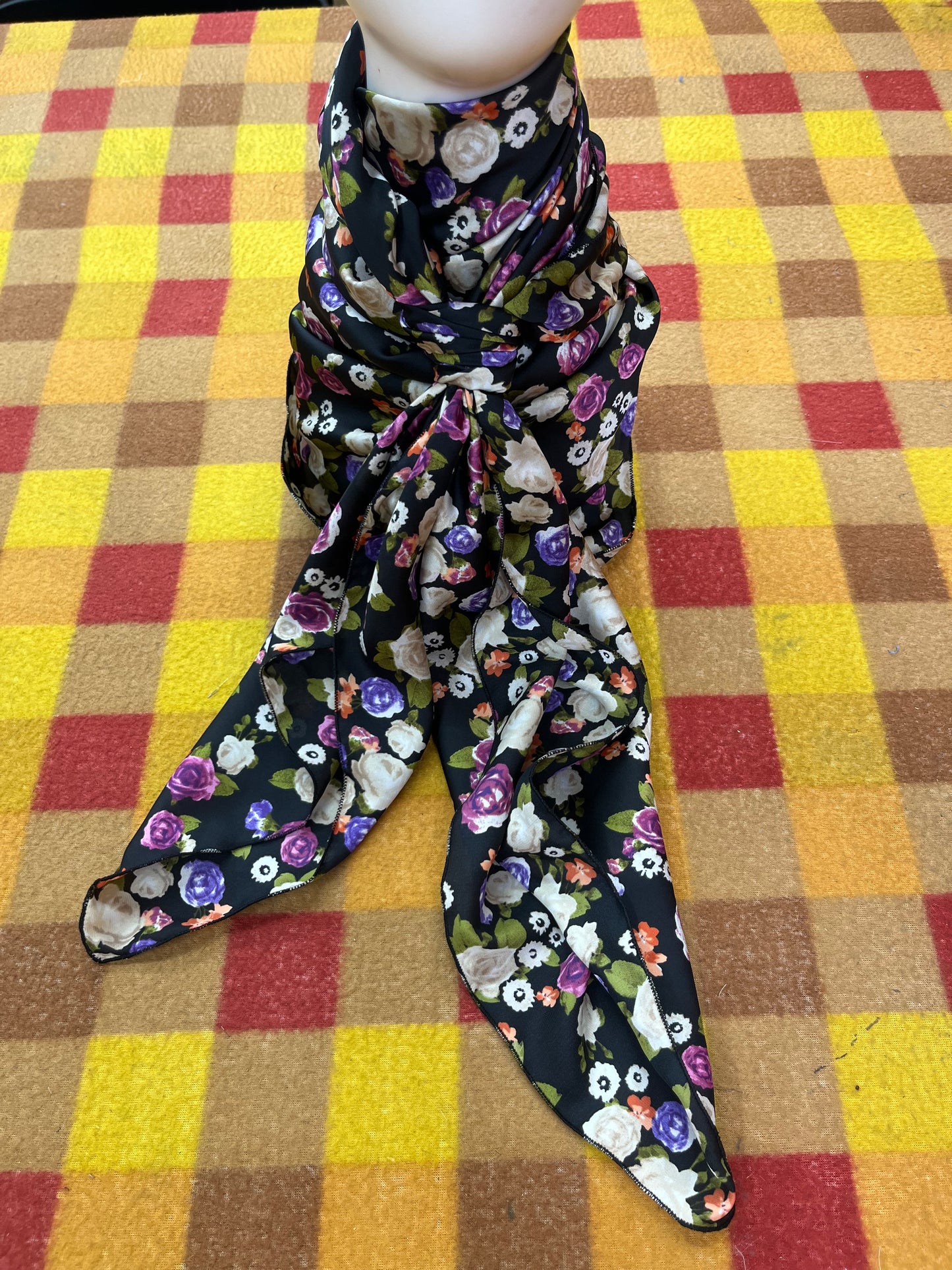 Wild Rag 45x45 purple/ white roses/ white red floral