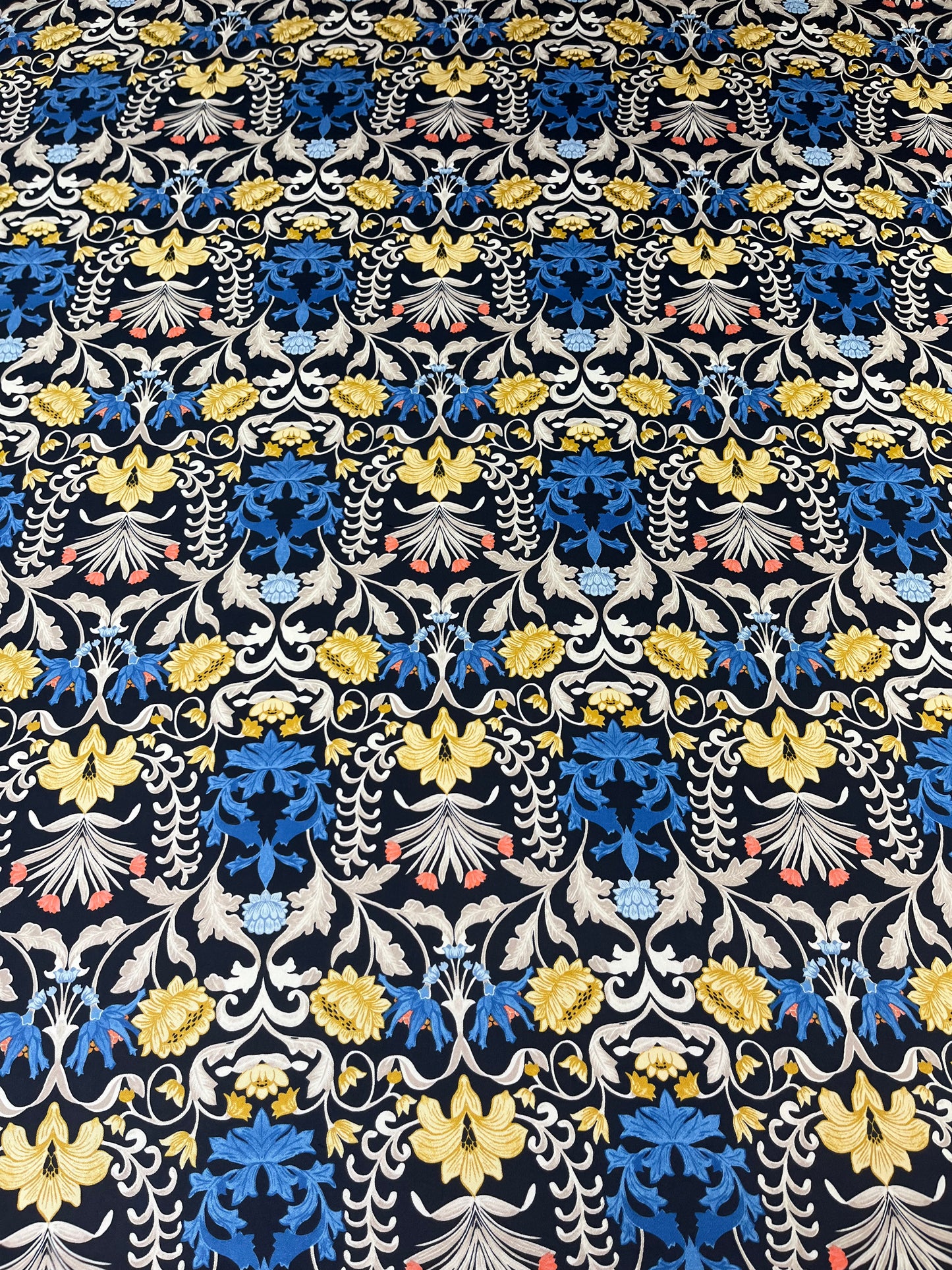 Wild Rag 45x45 black/blue/yellow Damascus floral