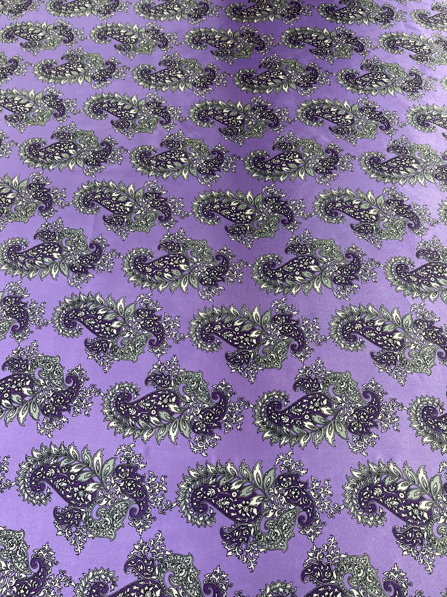 Wild Rag 45x45 light purple/black paisley